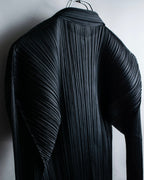 "PLEATS PLEASE ISSEY MIYAKE"
Features sleeve open collar blouse