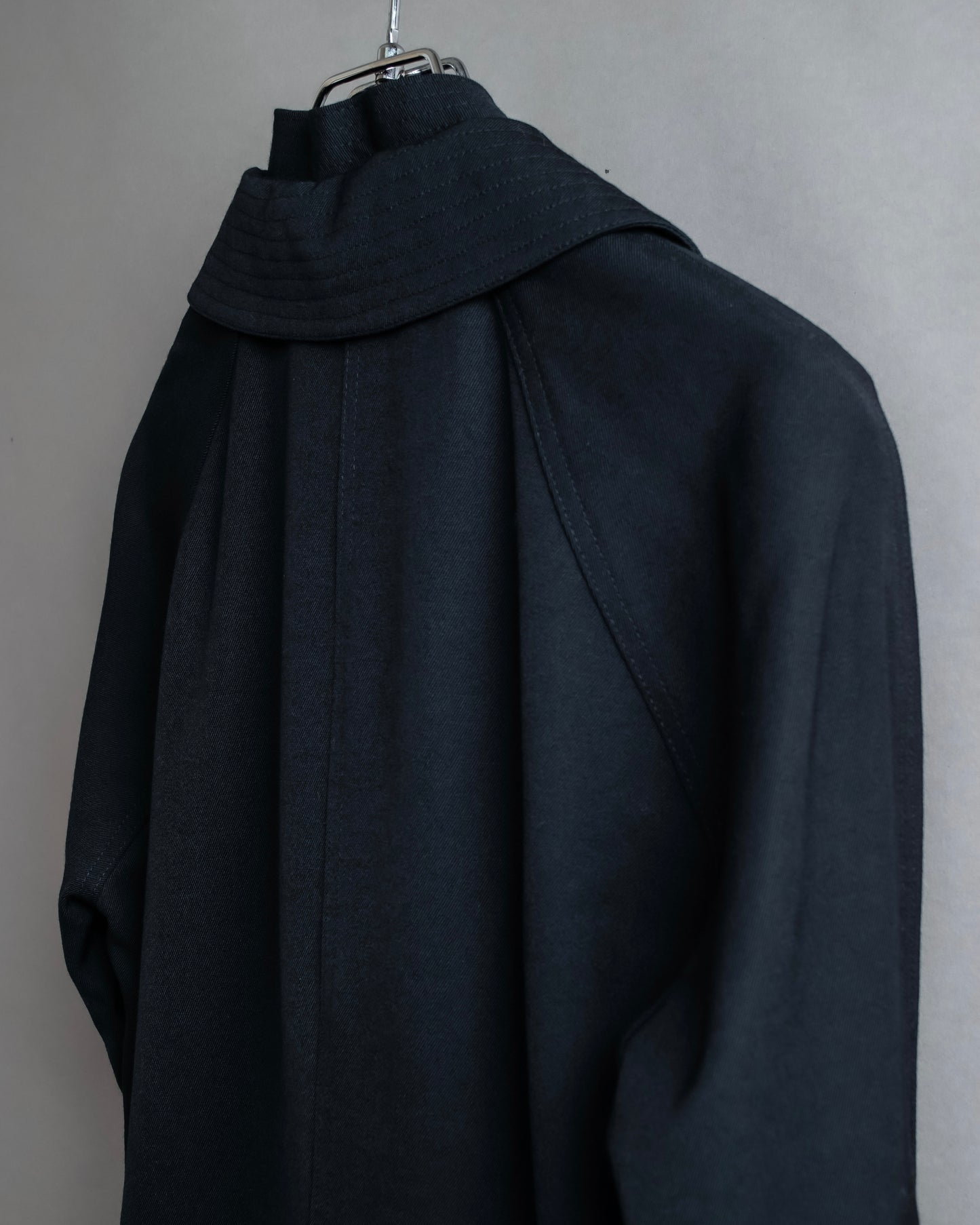 "GIANNI VERSACE" Soutien collar docking mid length wool coat