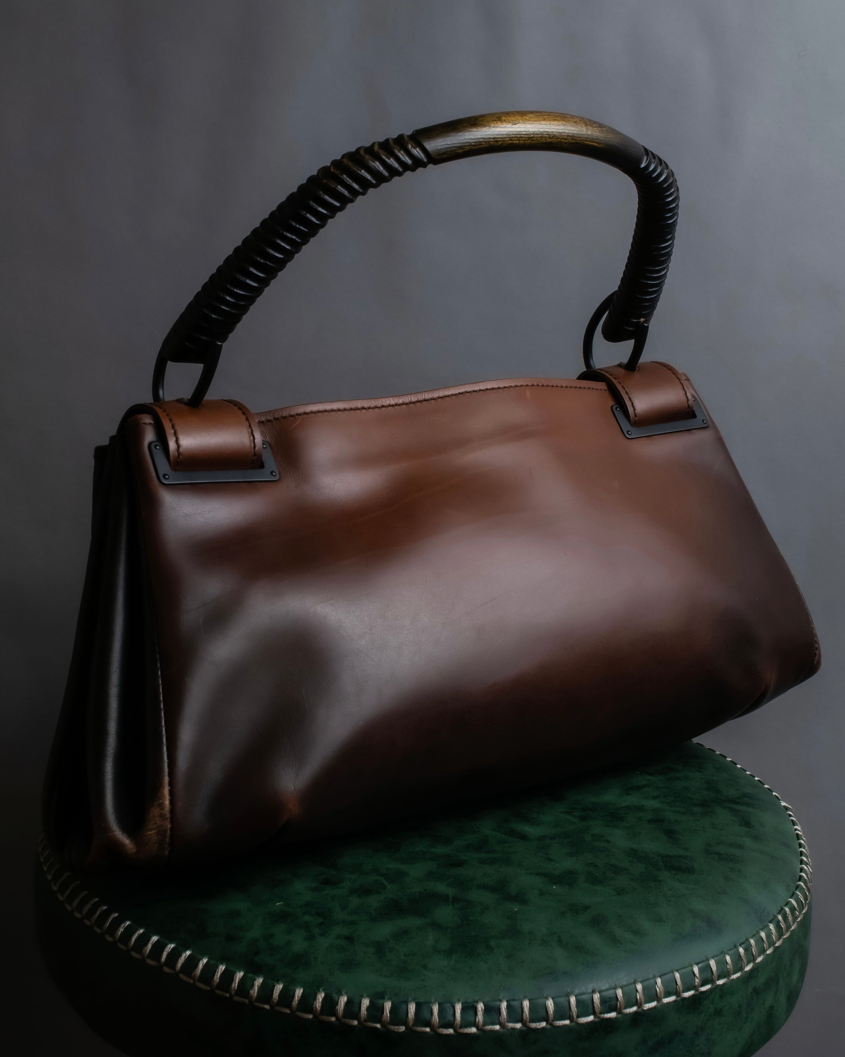 "GUCCI" Horizontally shaped cord-wrapped handle leather bag
