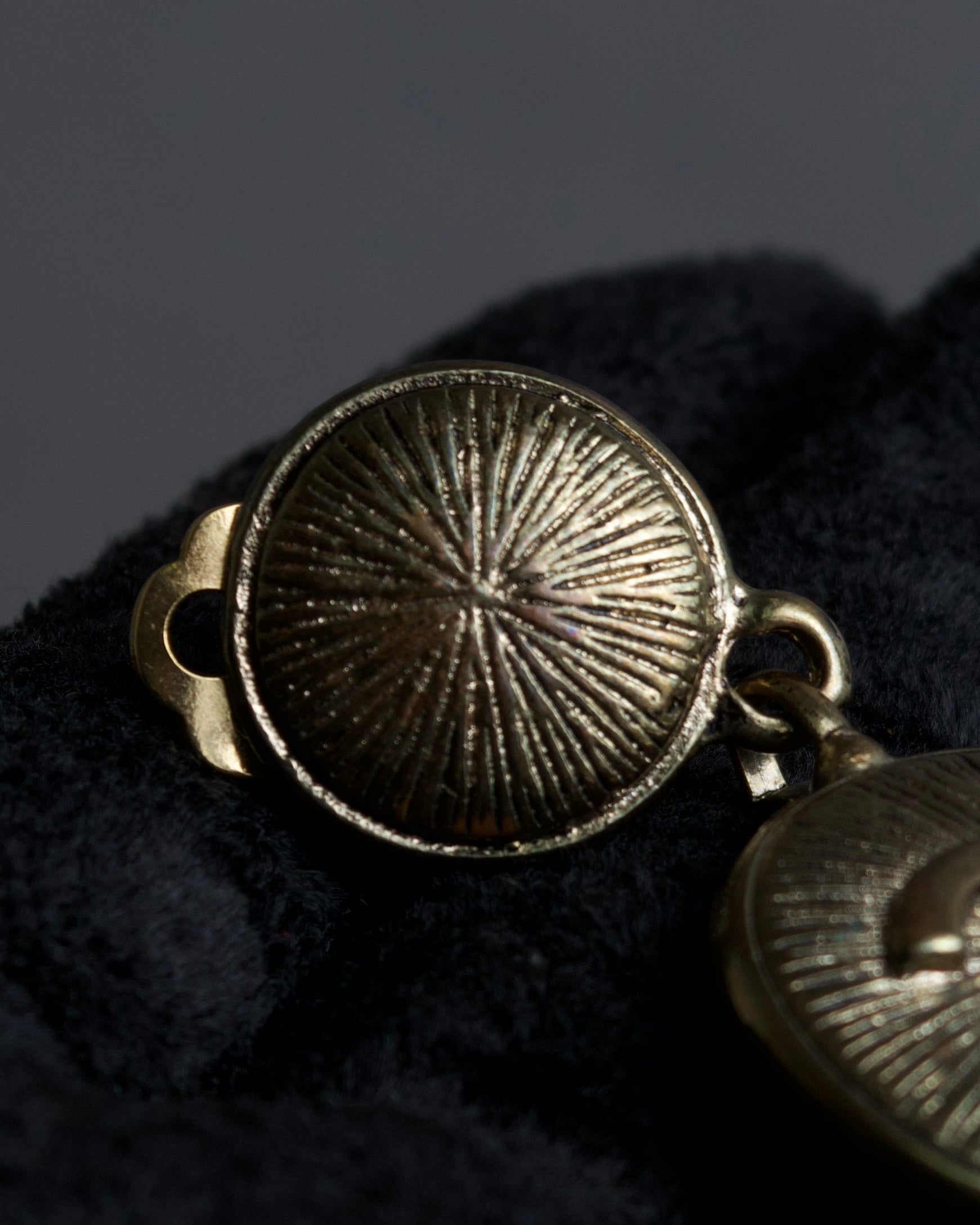 "CHANEL" Coco mark engraved gold earring