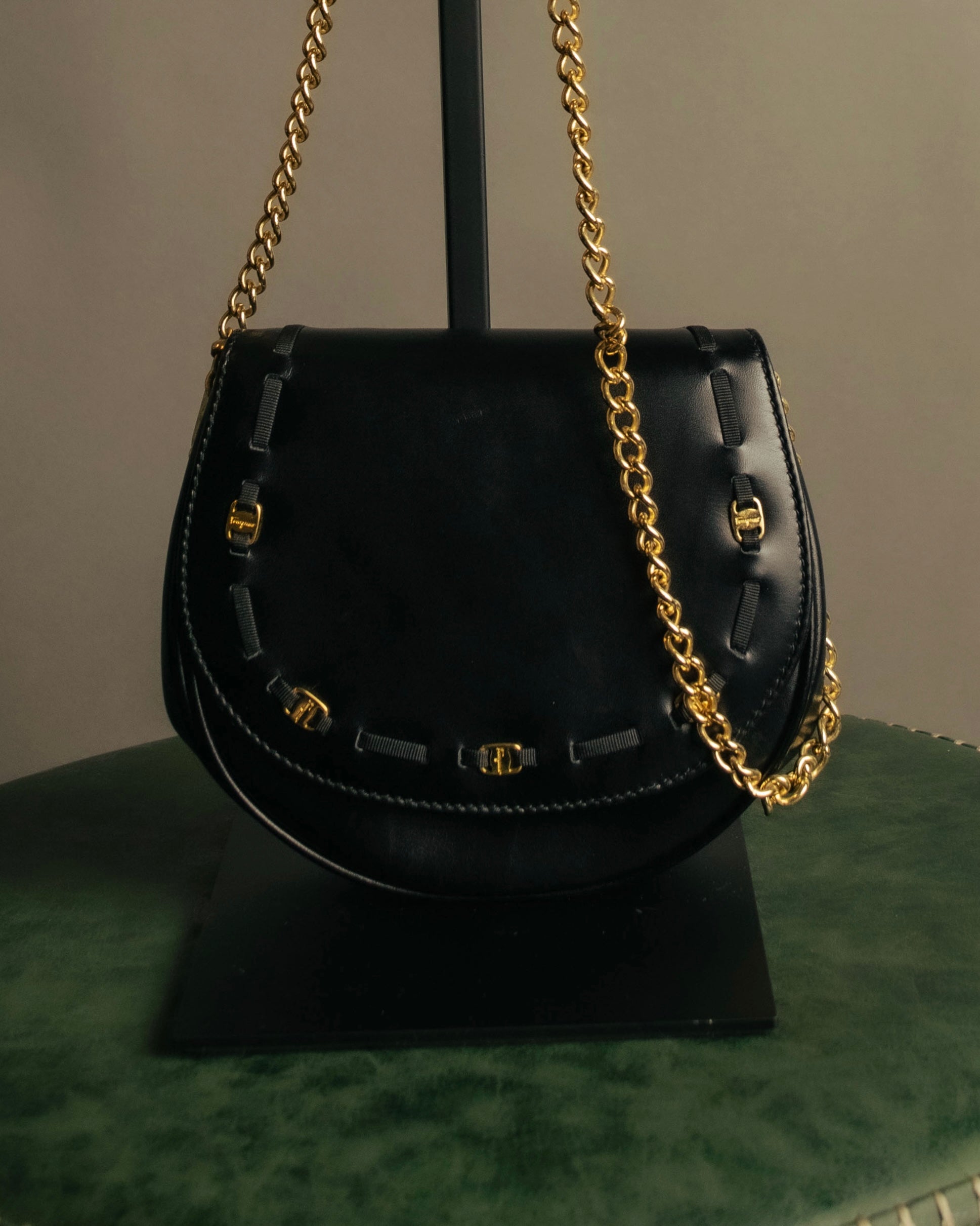 “Salvatore Ferragamo” 90’s Vara ribbon half moon chain bag