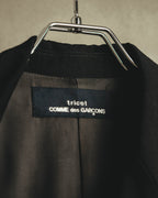 内側に縫い付けられた「tricot COMME des GARÇONS」のネームタグを写したカット。総裏仕立ての裏地と襟元の縫製も確認できます。