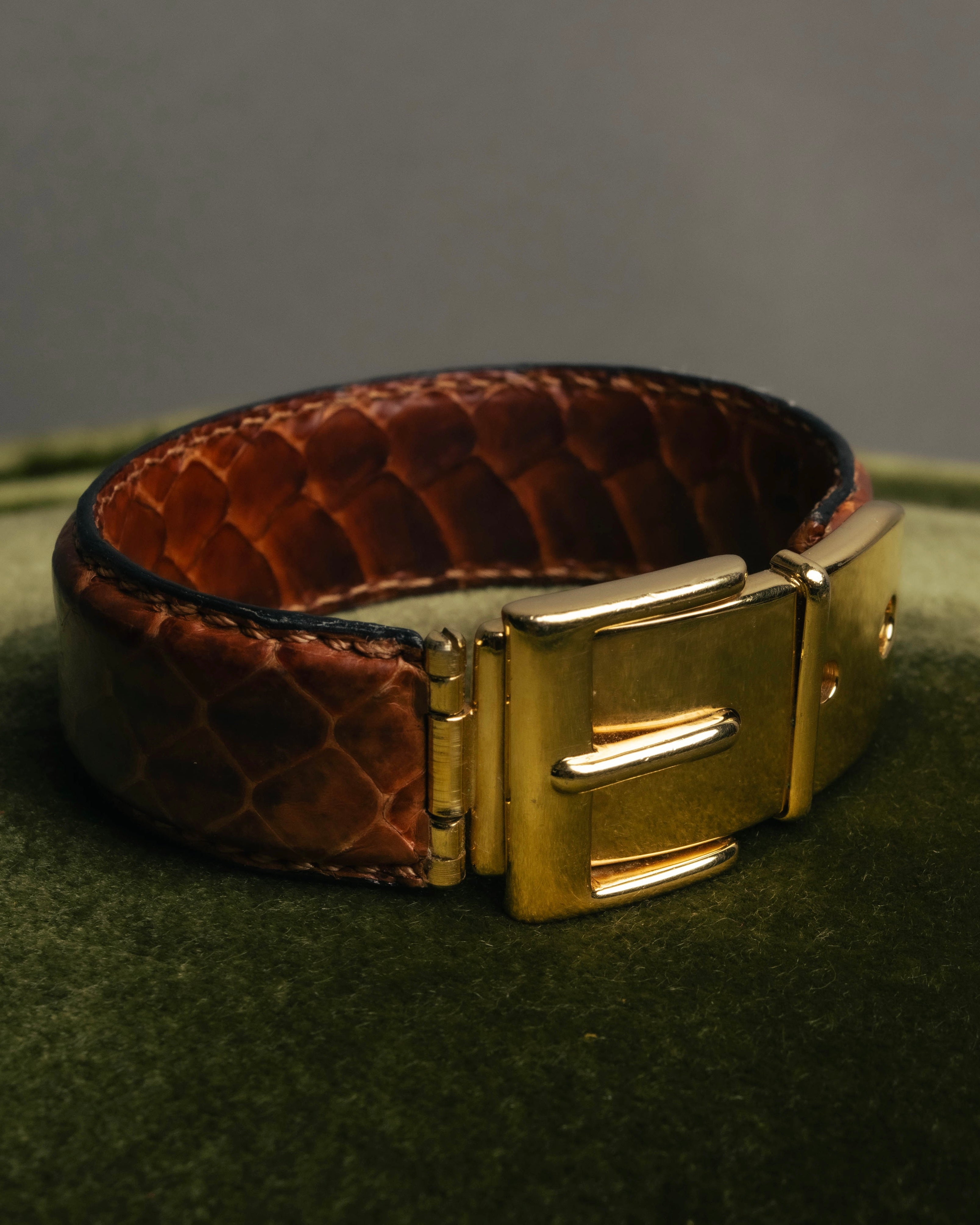 "GUCCI" 90's-00's Embossed leather buckle bangle