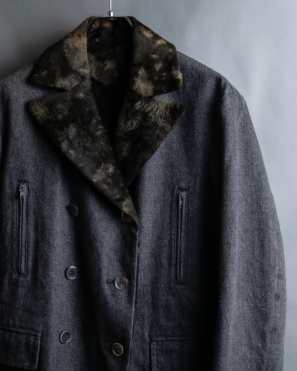 "tricot COMME des GARCONS" 
Double-breasted reversible fur tailored coat