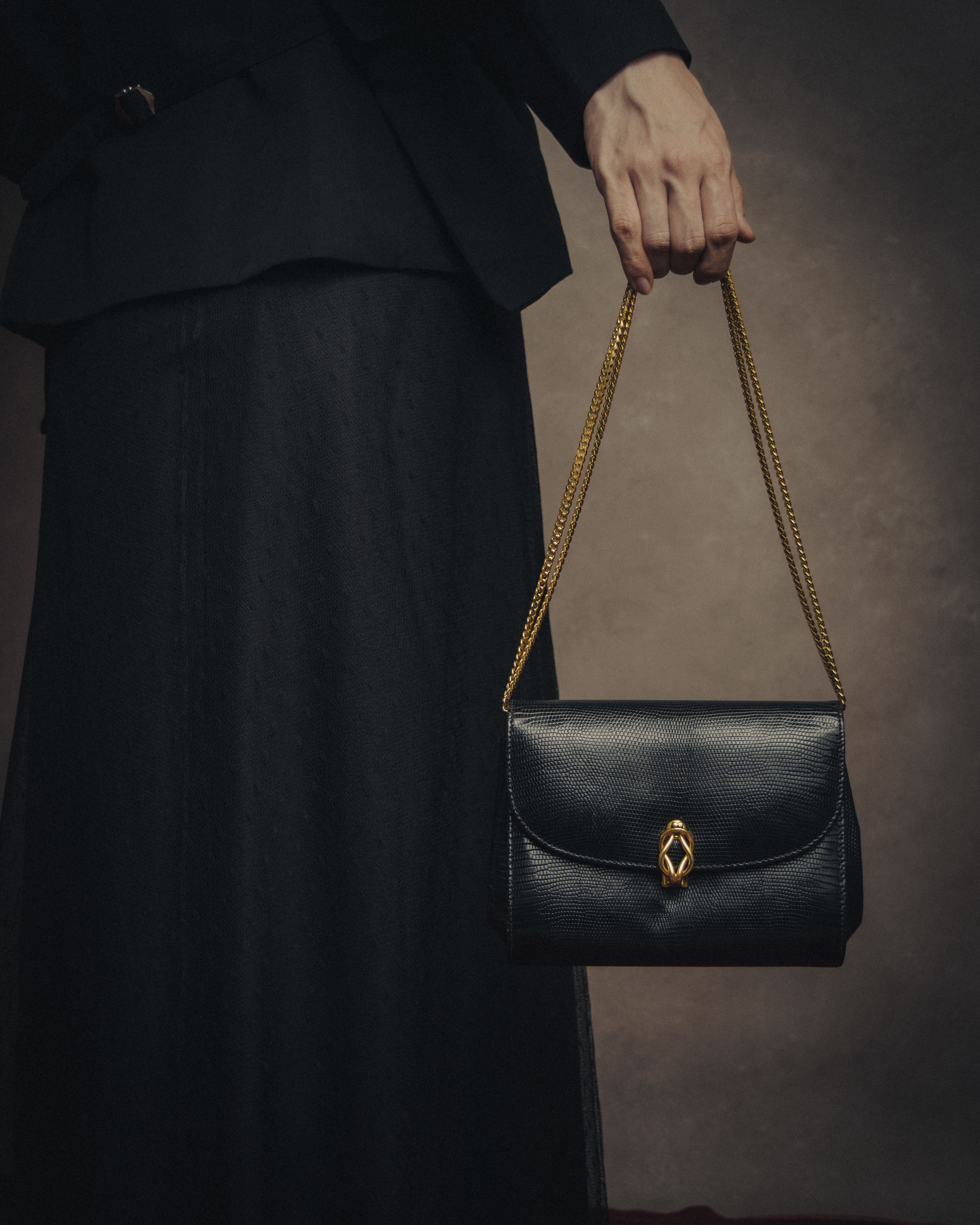 –SPECIAL– “GUCCI” 80’s crest chain shoulder bag