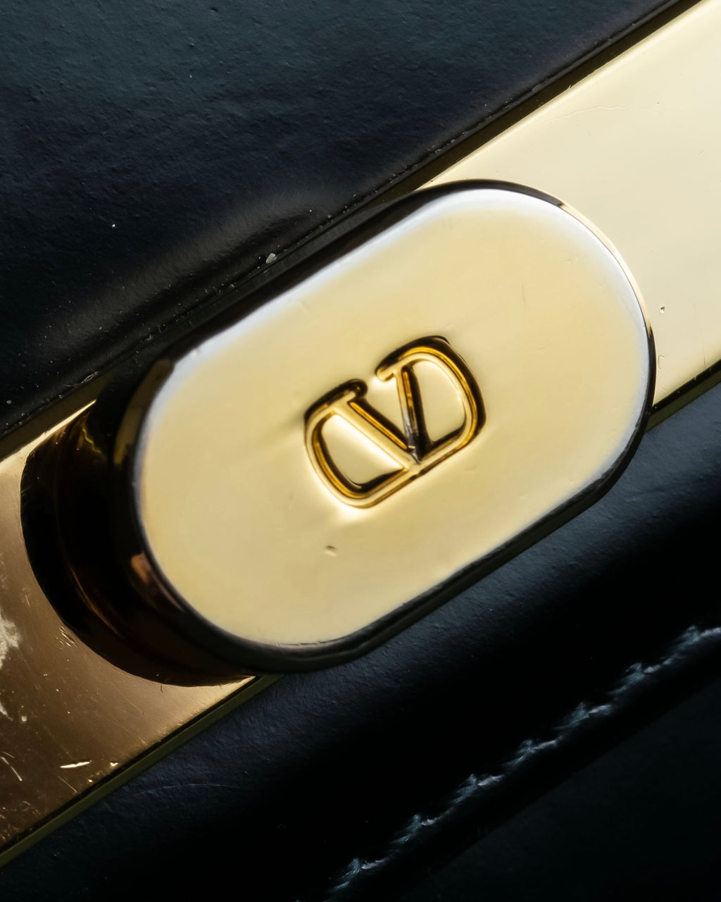 "Valentino Garavani" Logo turn lock parts design leather hand bag
