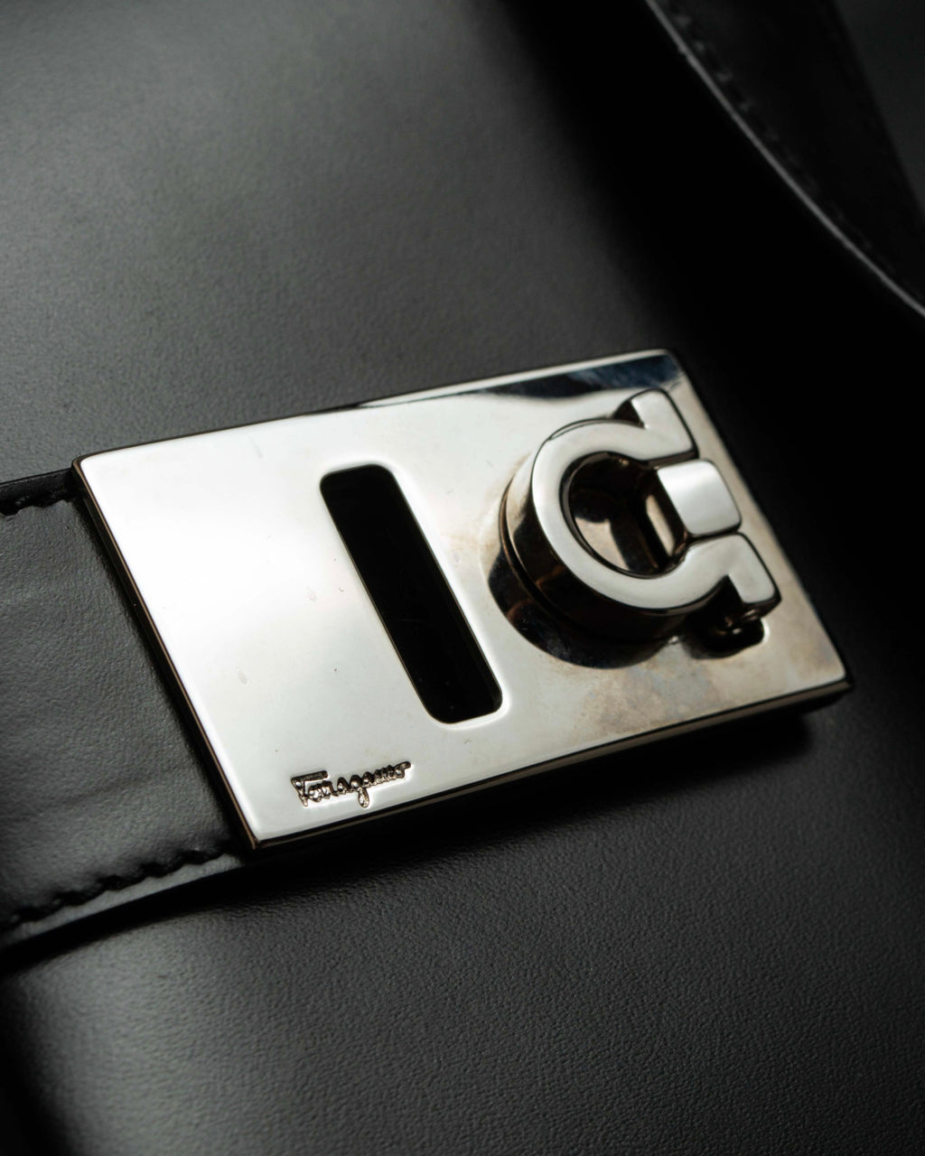 "Salvatore Ferragamo" Gancini motif both sides design leather hand bag