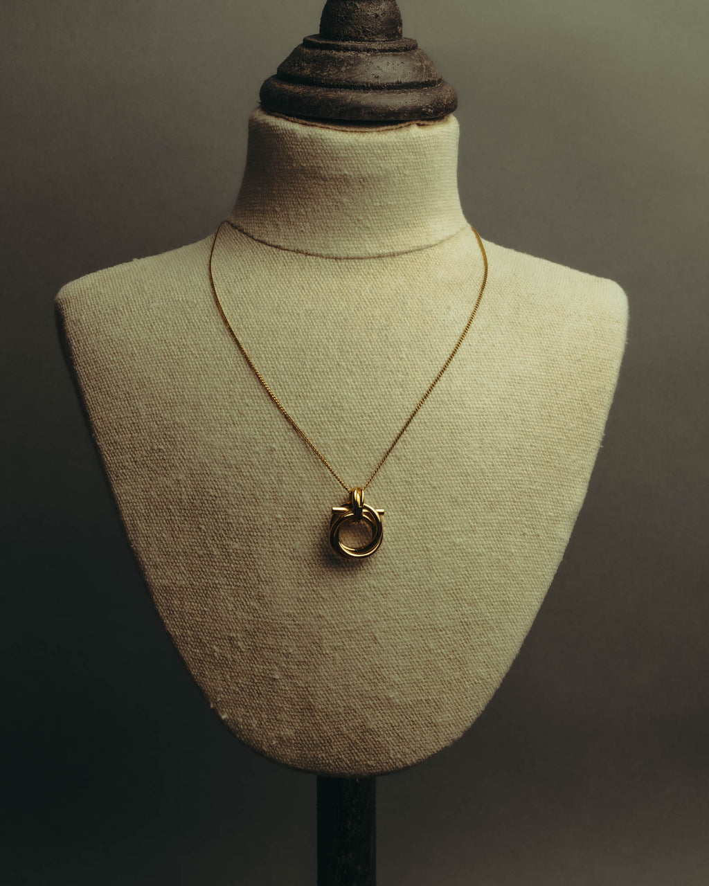 “Ferragamo” 90’s-00’s Interlocking ring pendant necklace