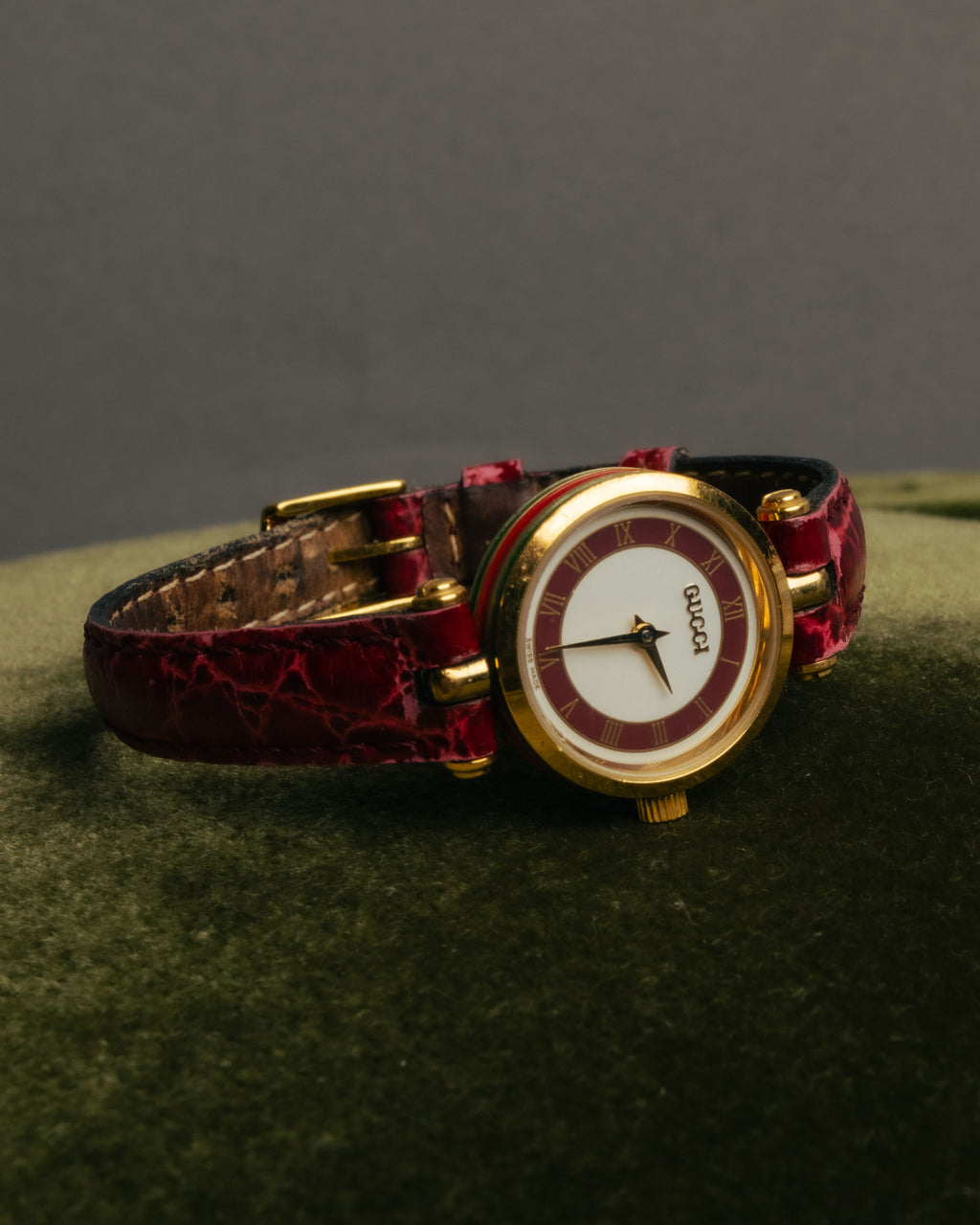 "GUCCI" 80's-90's Sherry line web stripe round watch with roman dial