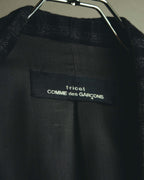 首元内側に配された旧型のtricot COMME des GARÇONSネームタグを捉えたカット。肩周りを中心に取り入れられたキュプラ裏地の仕様も確認できます。