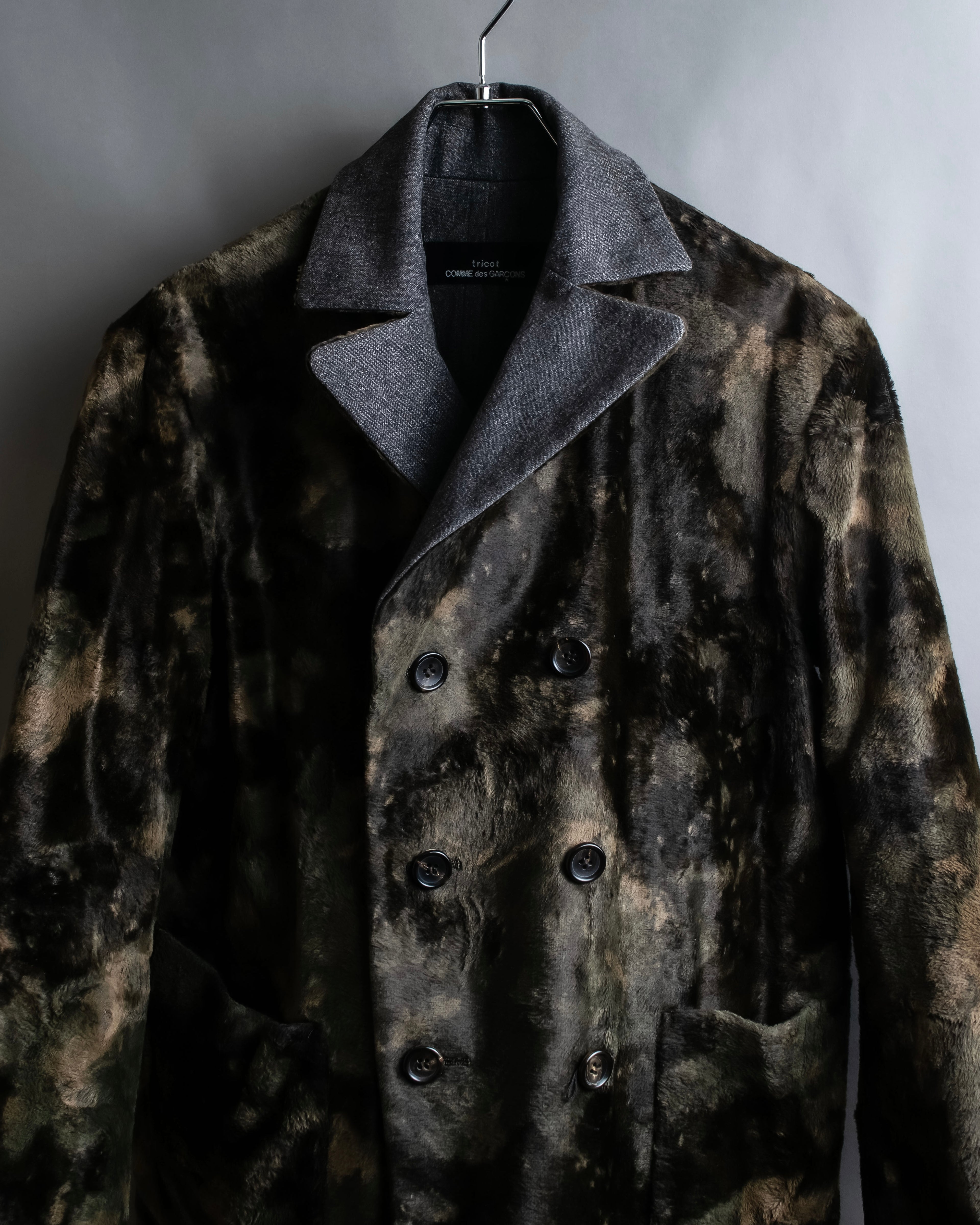 "tricot COMME des GARCONS" 
Double-breasted reversible fur tailored coat