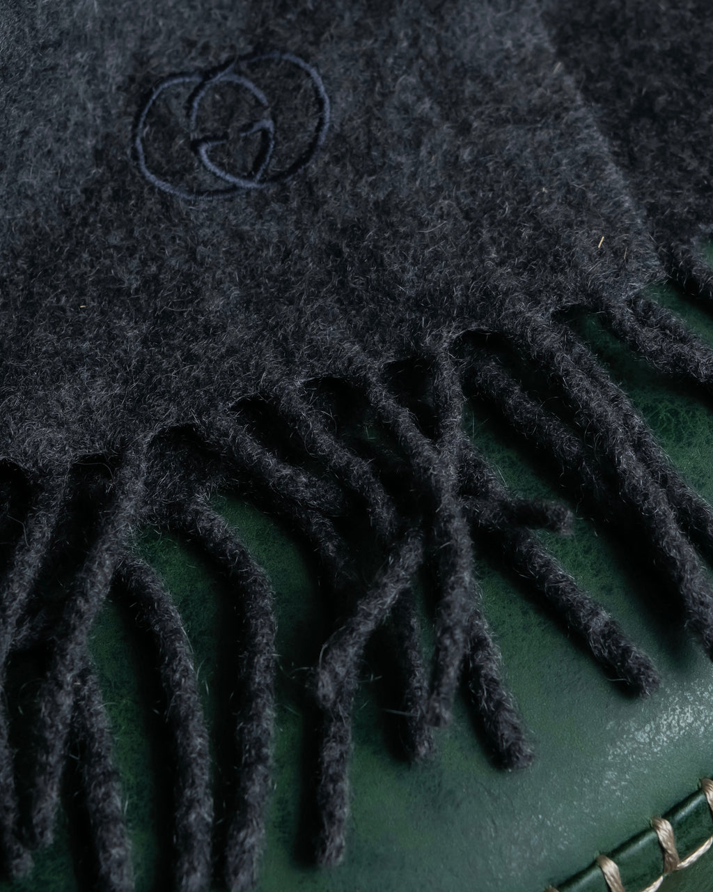 "GUCCI" Fuzzy logo engraved fringe large muffler