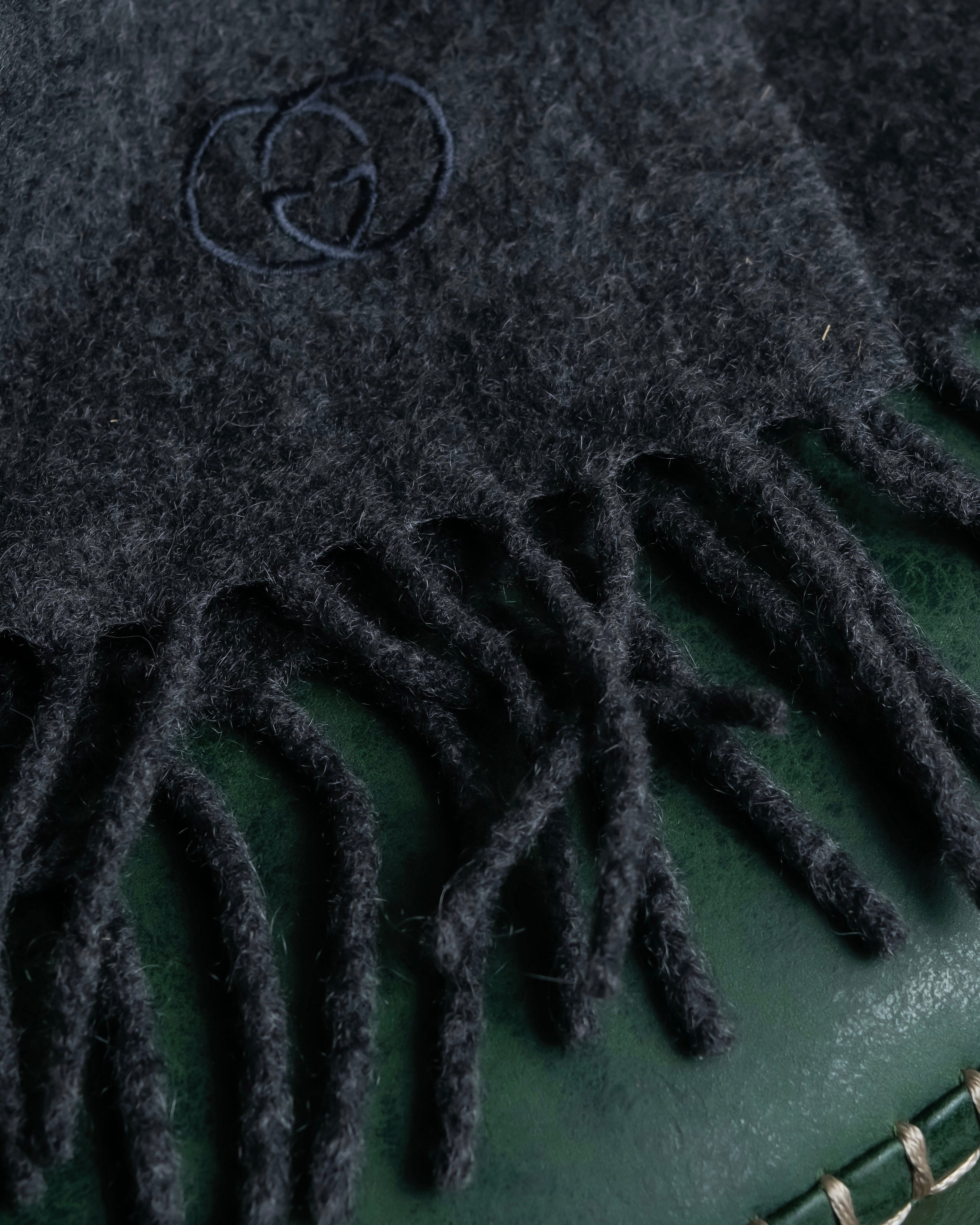 "GUCCI" Fuzzy logo engraved fringe large muffler