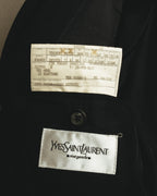 内側に配された白いサテン織りの Yves Saint Laurent rive gauche タグと、ウール98%・エラスタン2%およびレーヨン／キュプラ ベンベルグ裏地の素材表記を確認できるタグカット。工場管理票の仕様も写しています。