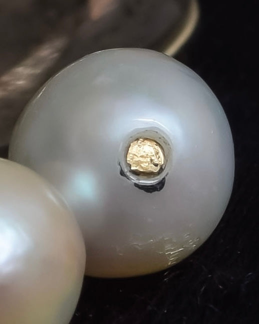 "Vintage engraved relief motif pearl brooch"