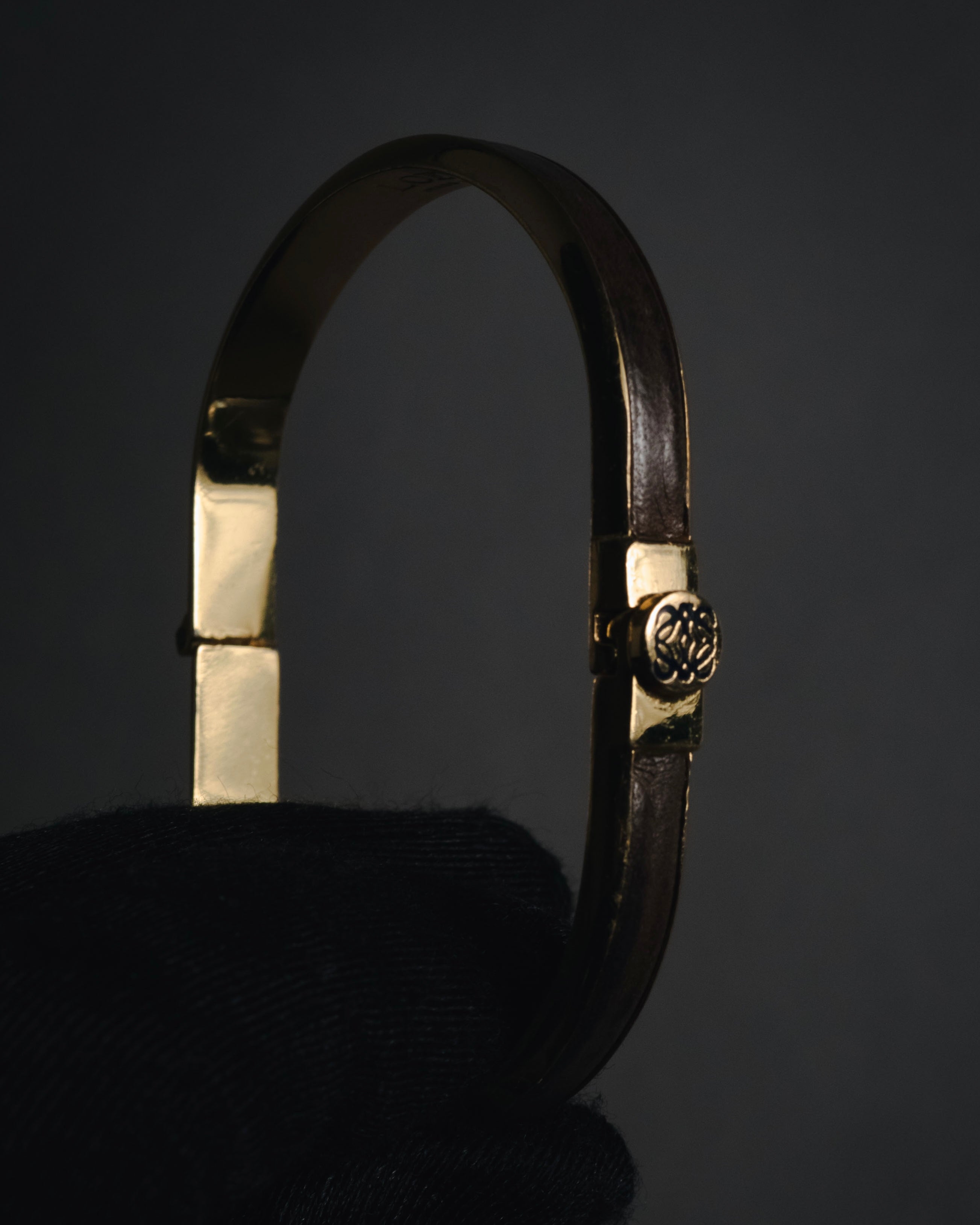 "LOEWE" 00’s-10’s leather inlay anagram clasp bangle