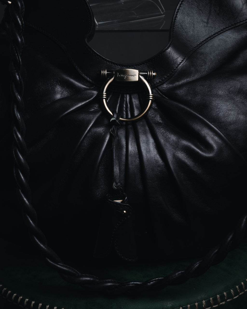 –SPECIAL– "Salvatore Ferragamo"
00’s Gancini gathered leather hobo bag