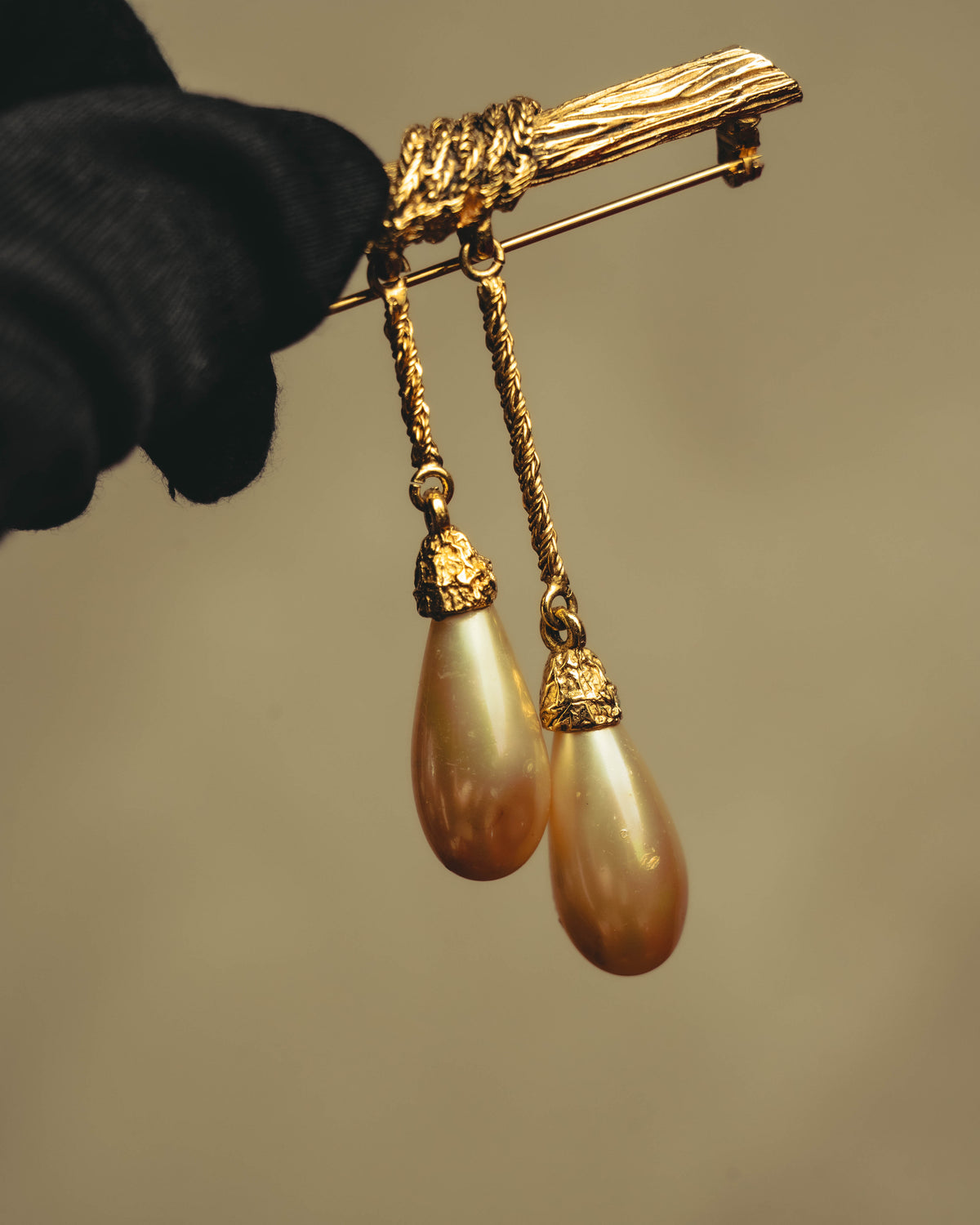 "CHANEL" 70's Sculptural faux pearl brooch