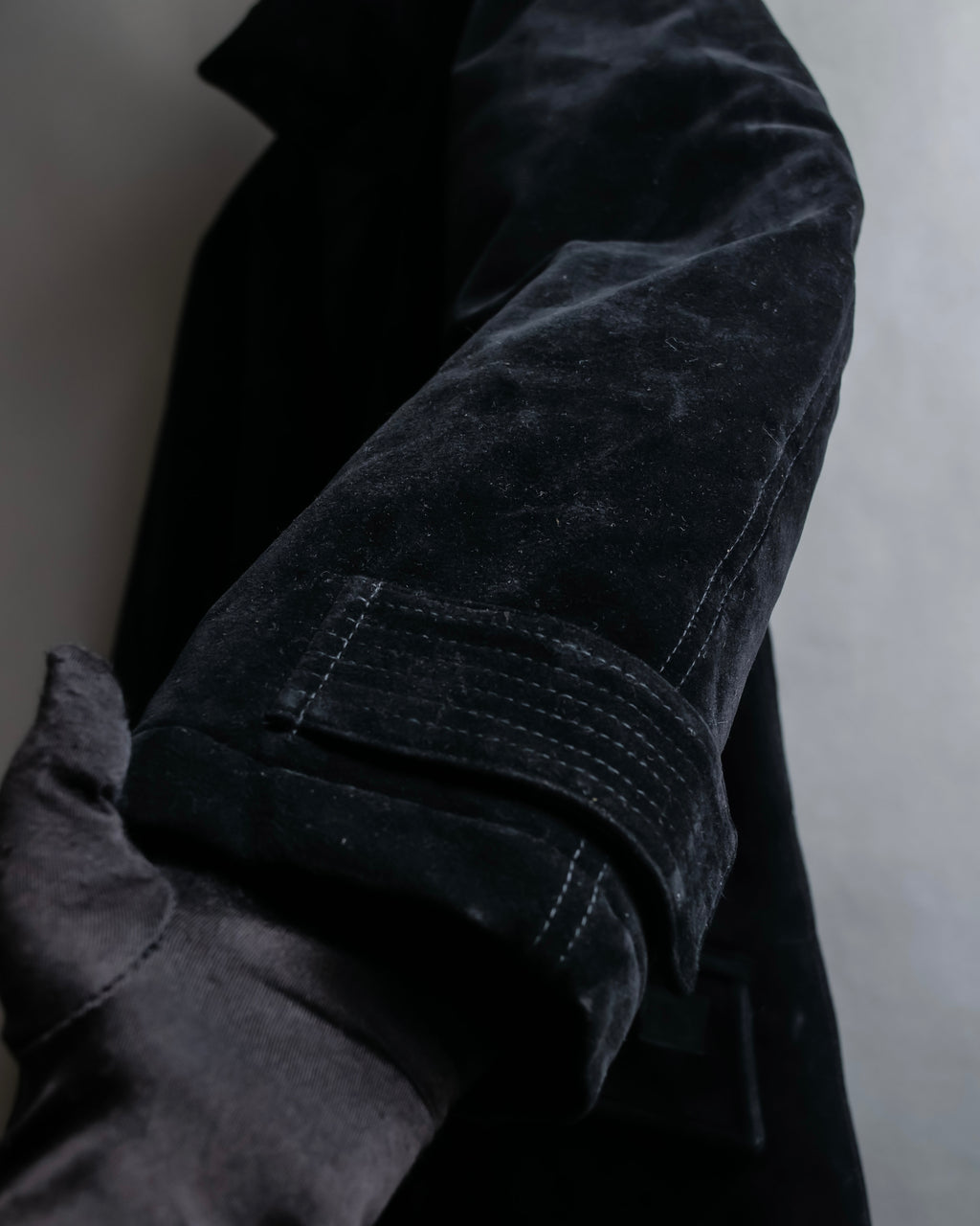 "VERSACE sport"
Stand collar double zipper suede blouson