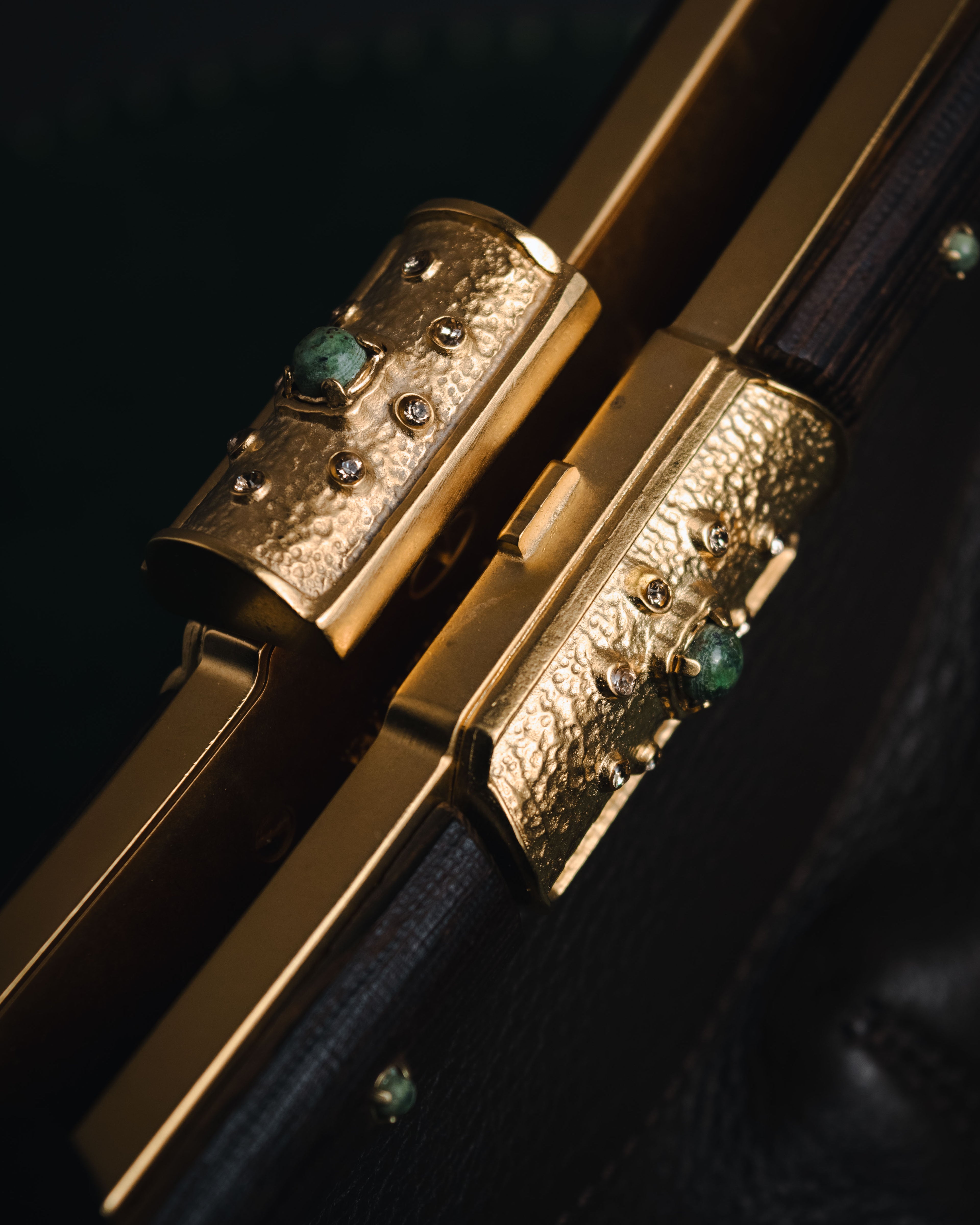 –SPECIAL– "VALENTINO GARAVANI"
00’s Jeweled frame leather bag