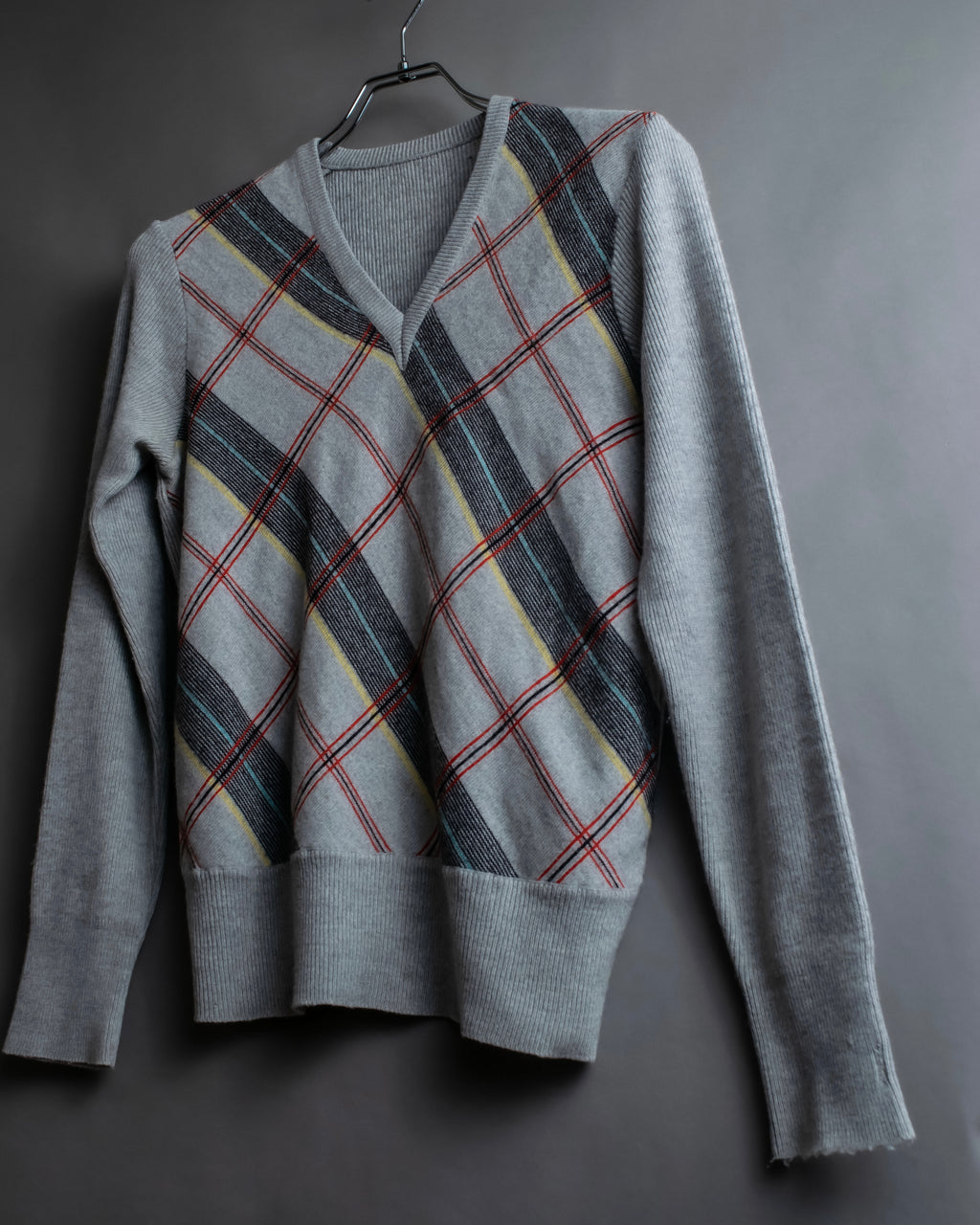 Diagonal deformed check rib knit.