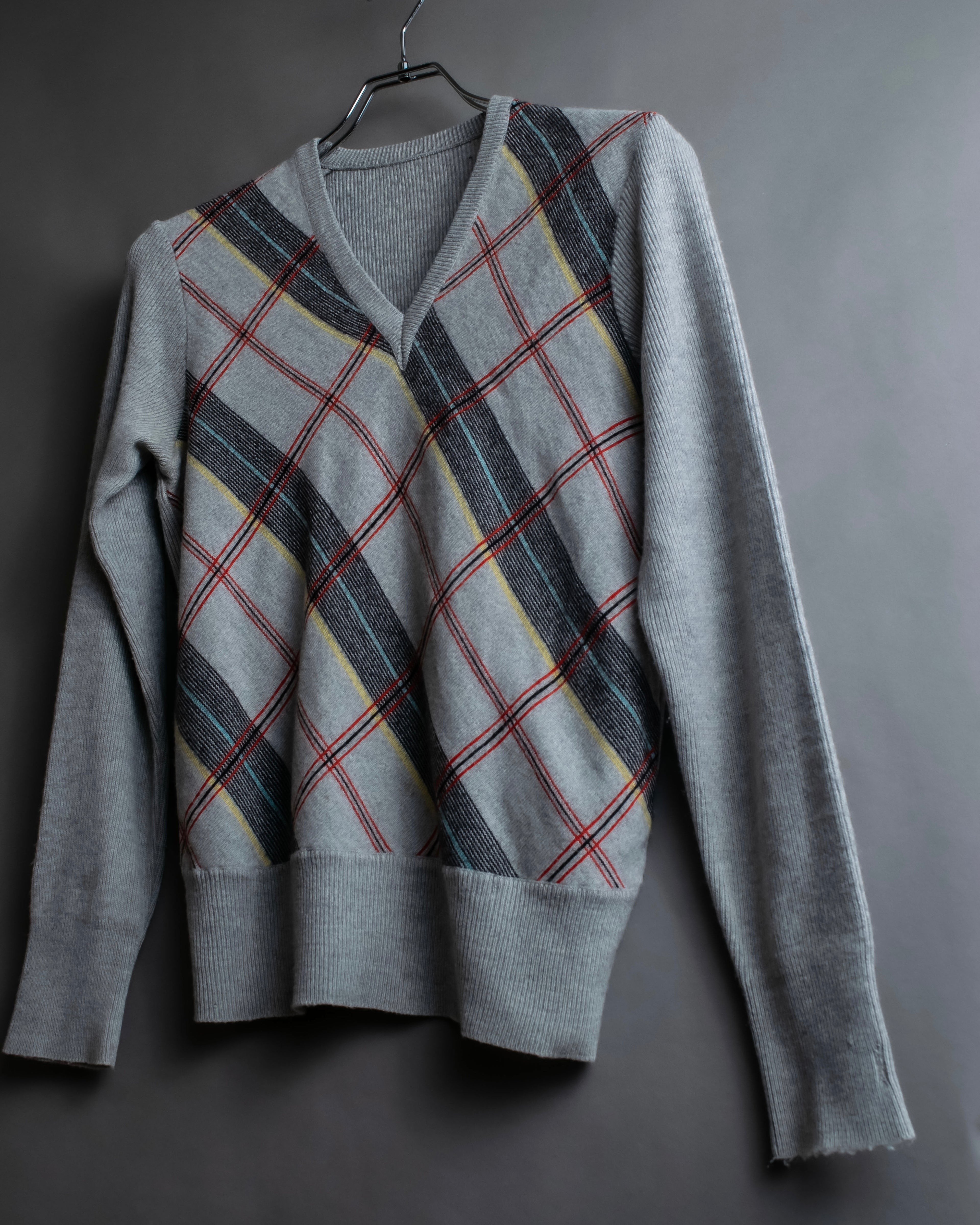 Diagonal deformed check rib knit.