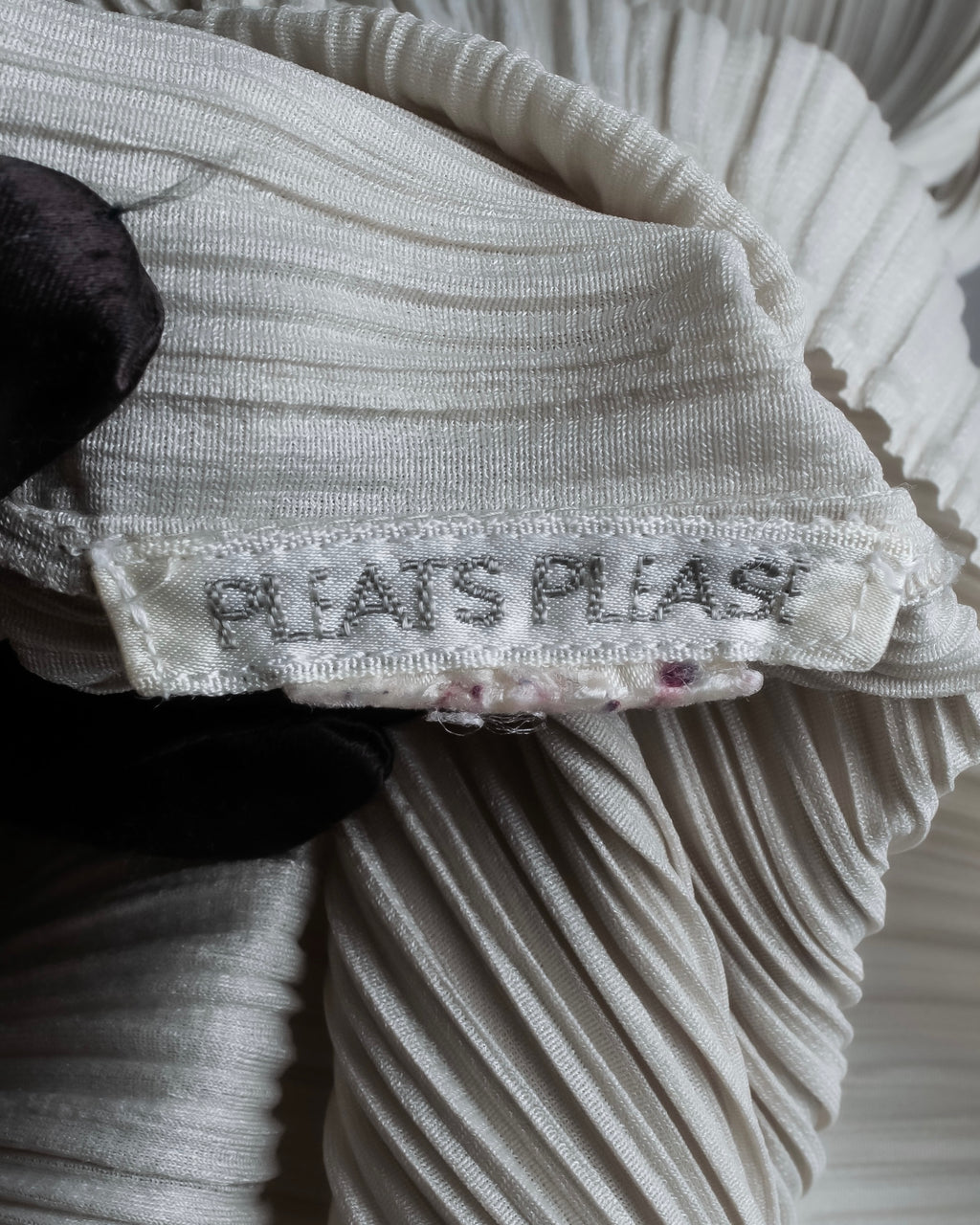 "PLEATS PLEASE ISSEY MIYAKE" Off-white tank top