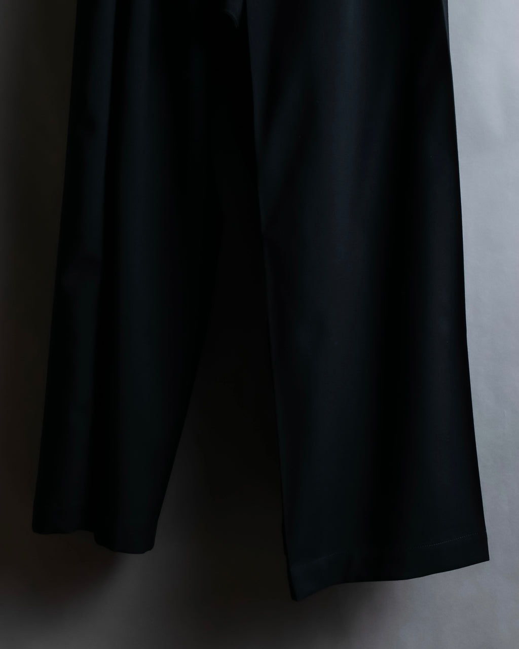 "YOHJI YAMAMOTO +NOIR" Asymmetrical slit sarouel slacks