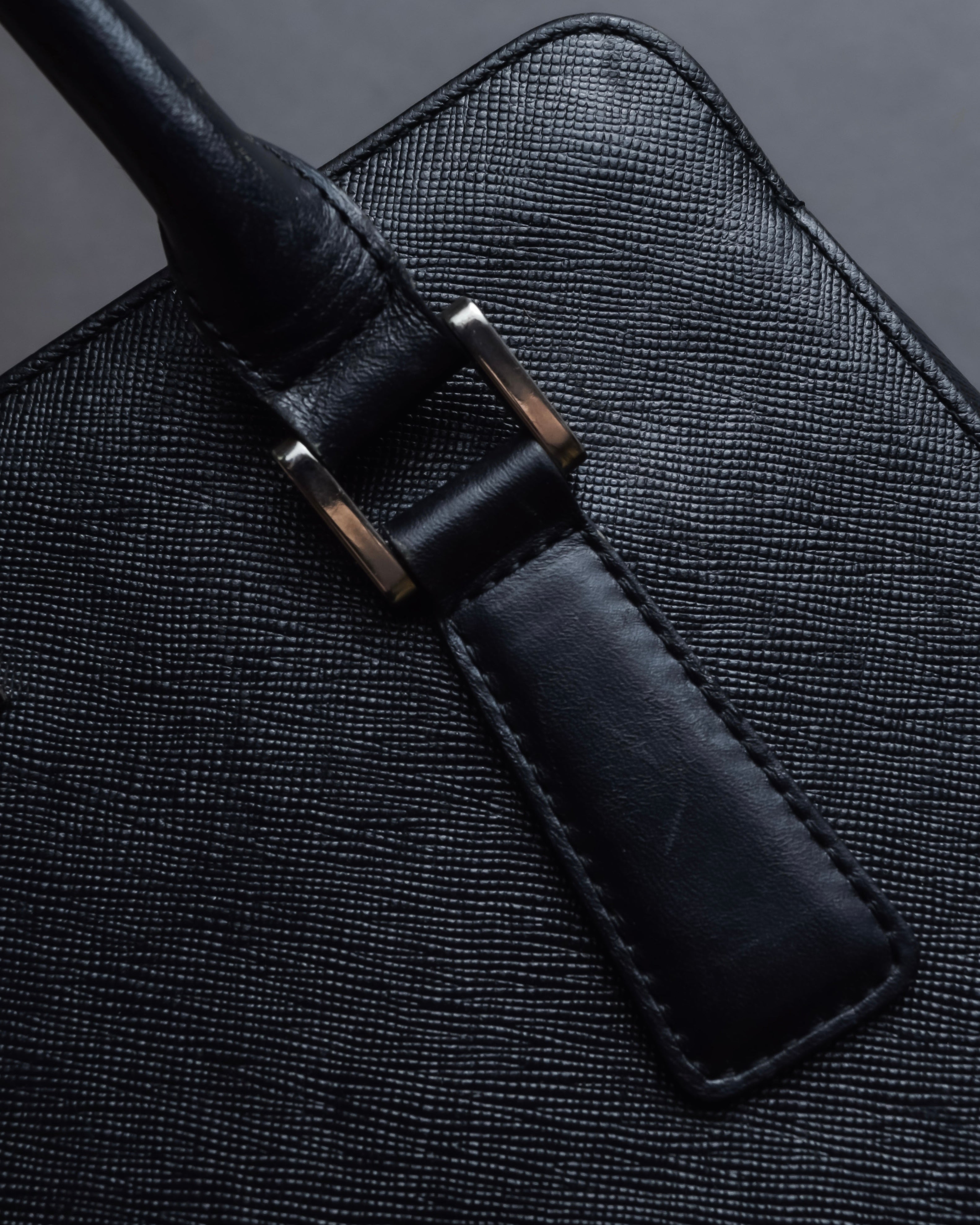 "BURBERRY" Trapezoidal embossed leather one-handle bag