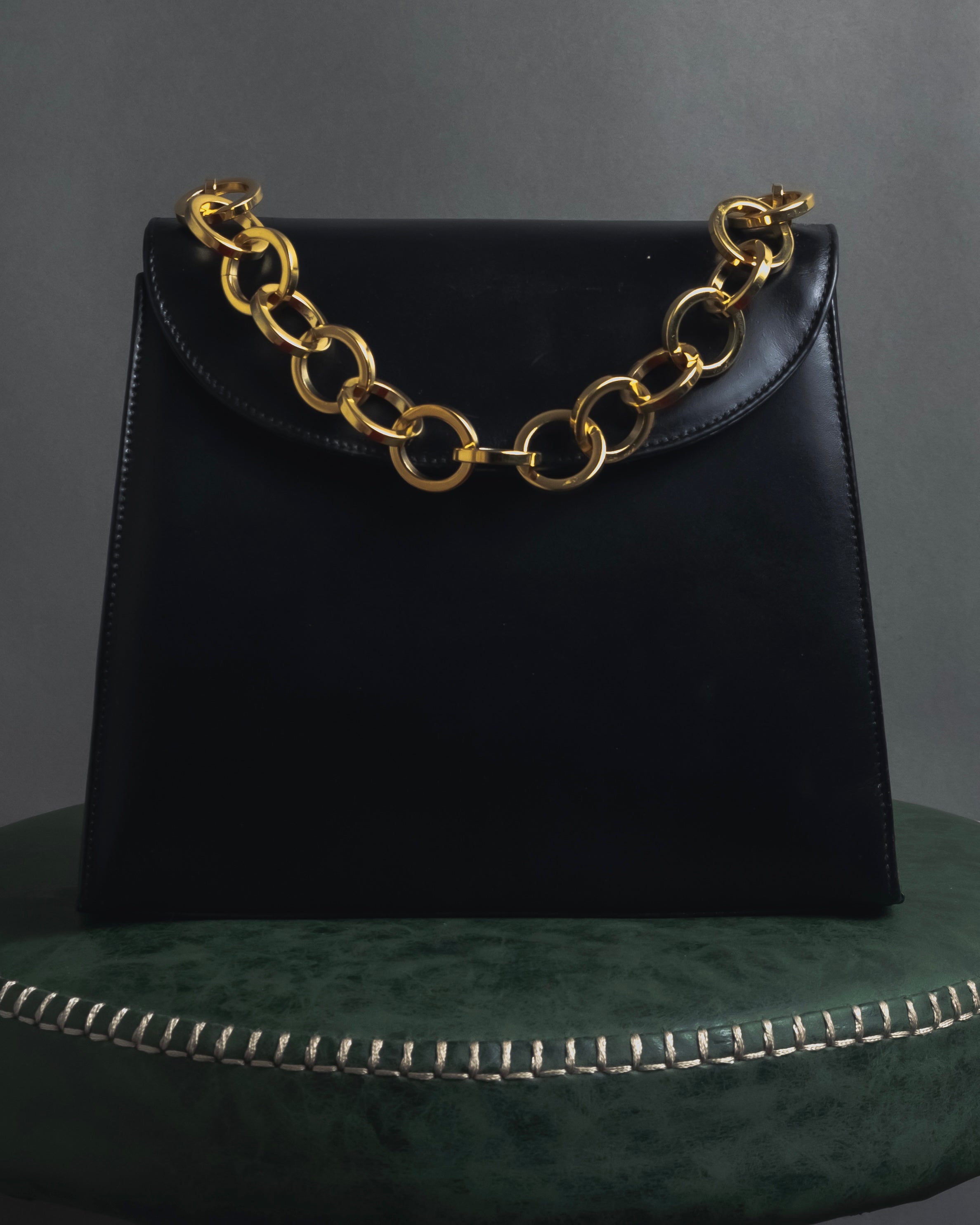 フェラガモ　黒レザー ハンドバッグ ゴールド金具 Salvatore Ferragamo (サルヴァトーレフェラガモ) - ゴールドチェーン