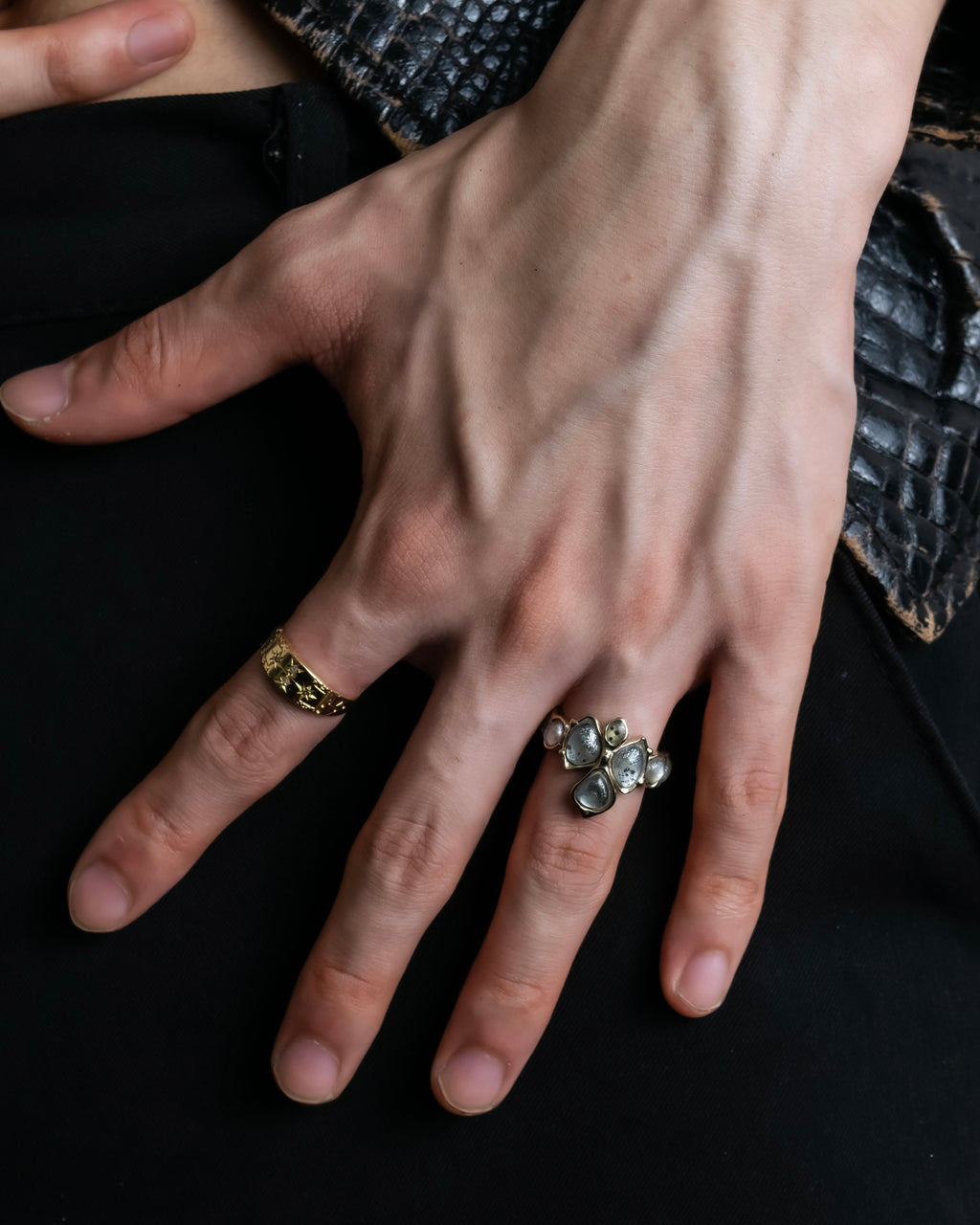 "CHANEL" Mysterious details stone ring