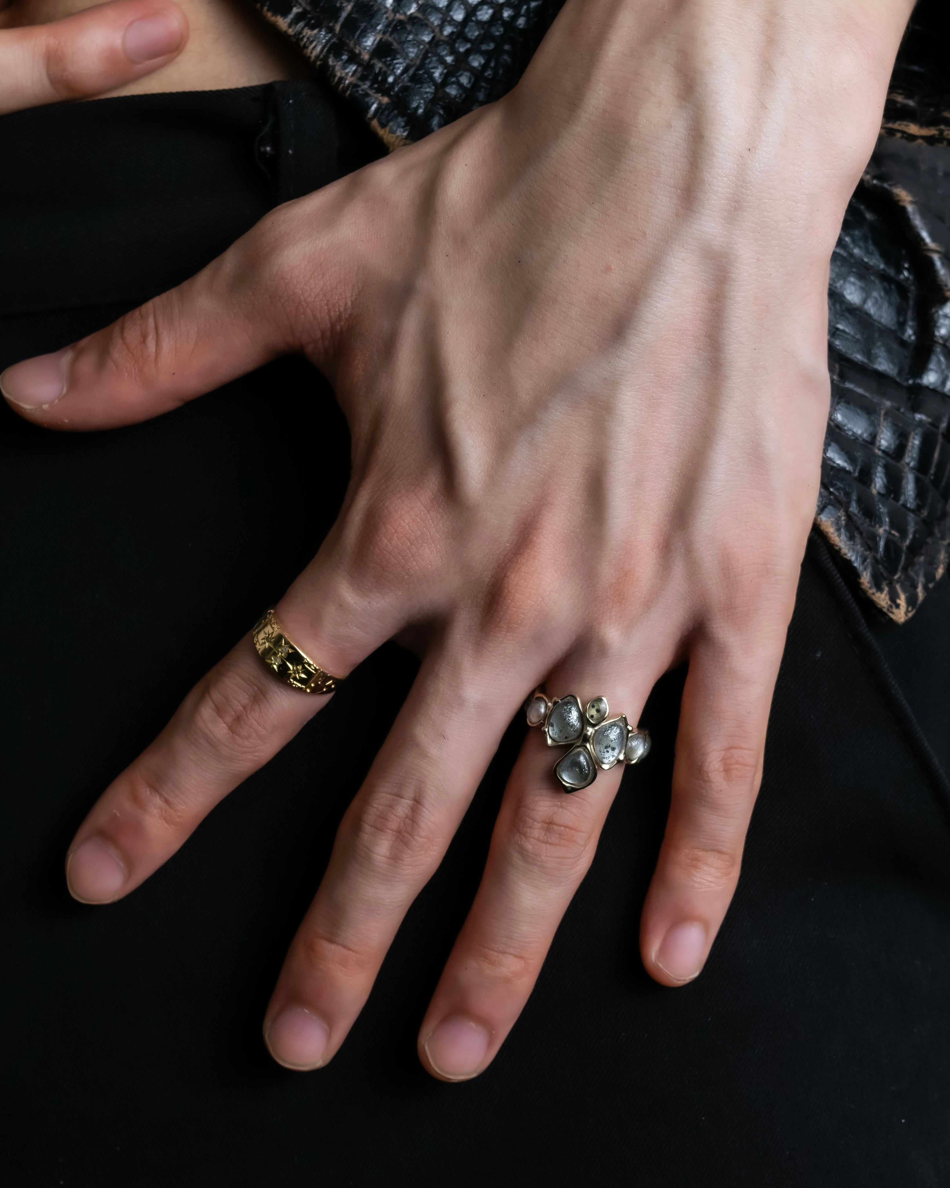 "CHANEL" Mysterious details stone ring