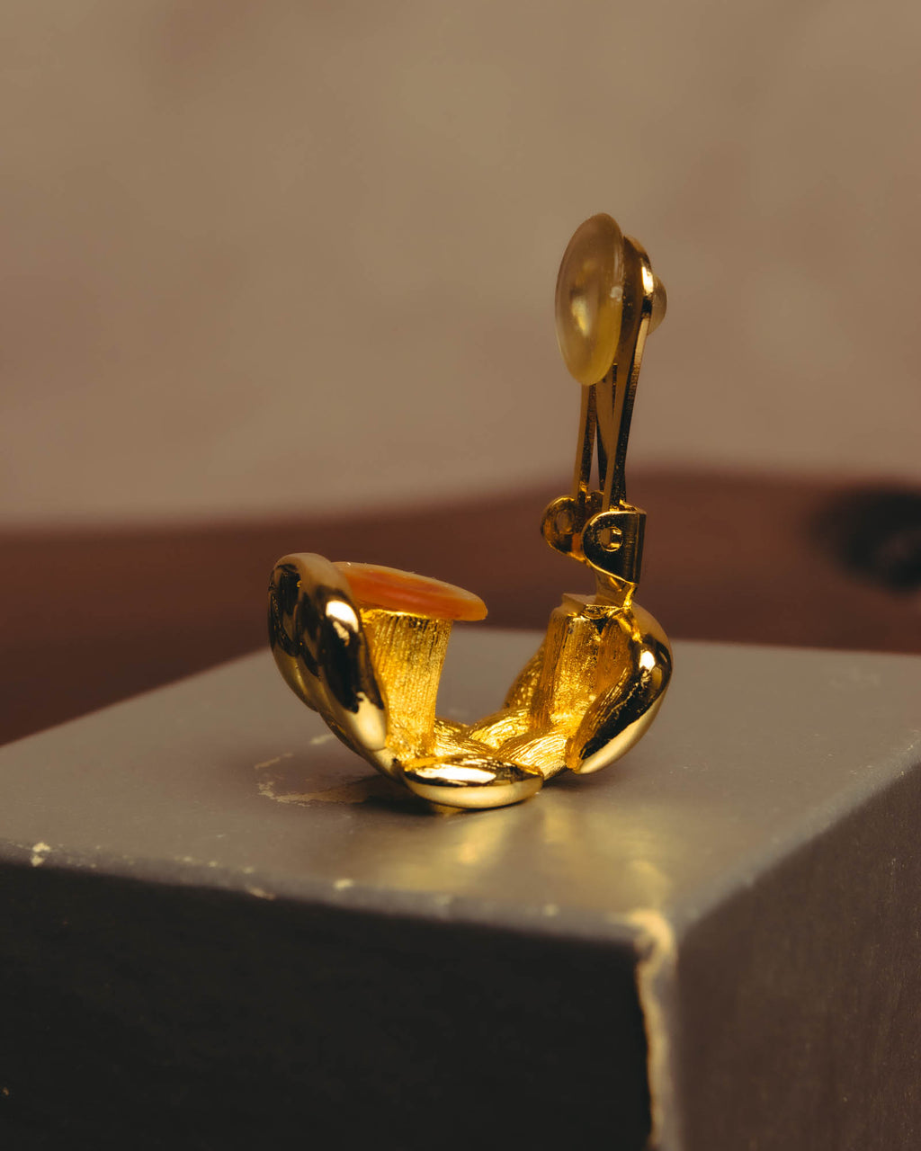 "Christian Dior" 80's-90's Gold chain clip-on earrings