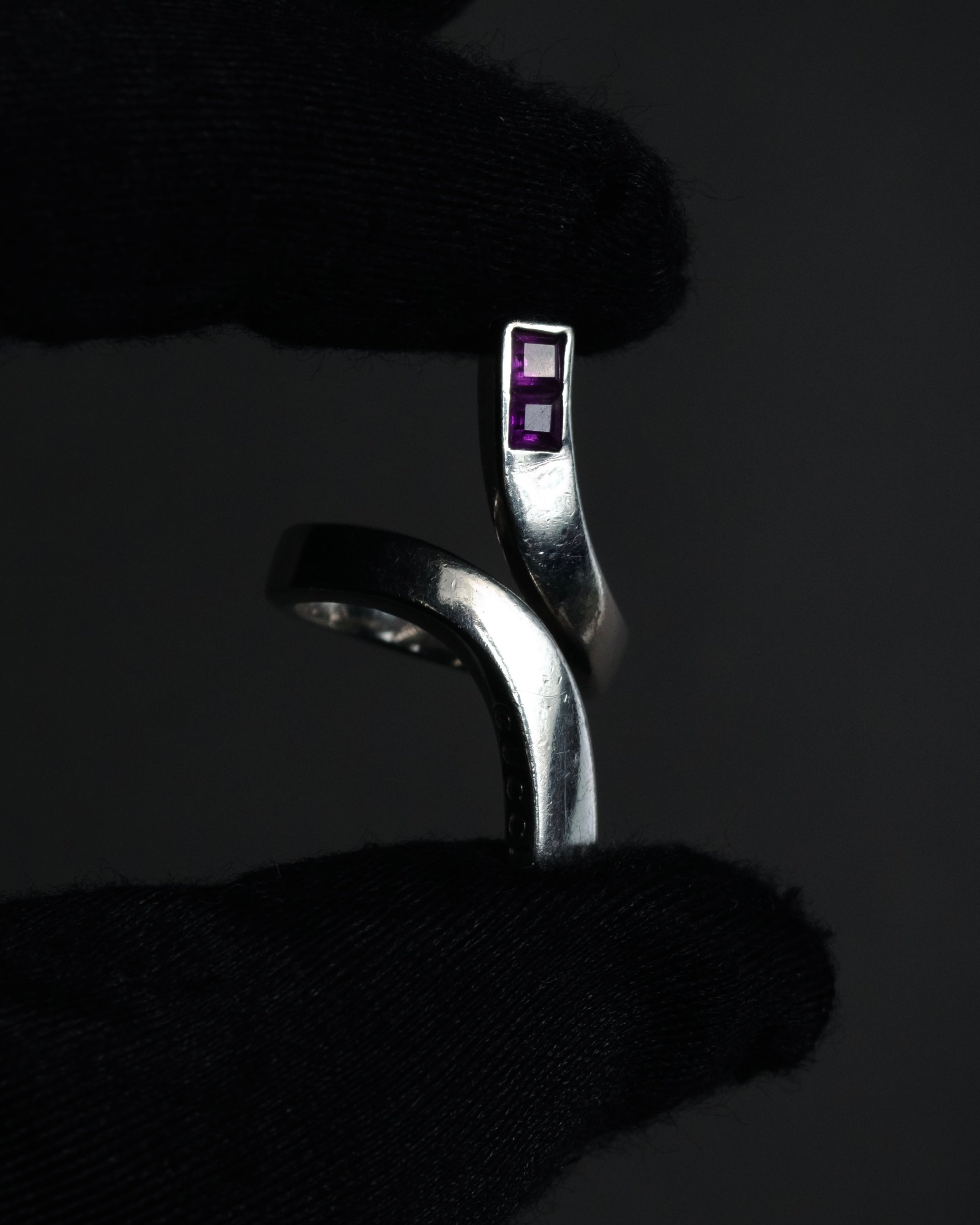 “GUCCI” 1990’s-2000’s Amethyst bypass silver ring