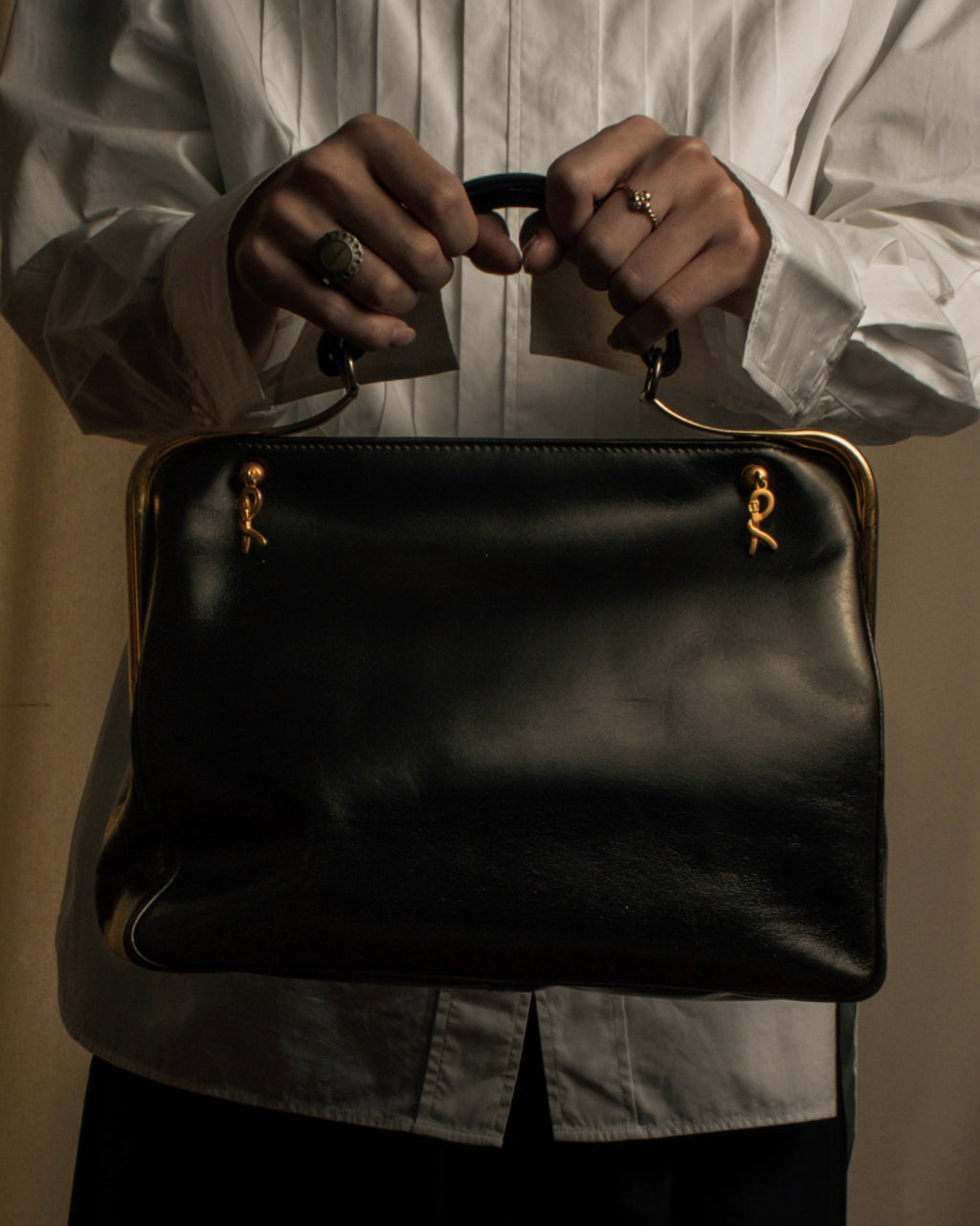 "Roberta Di Camerino" Logo motif charm design modern doctor bag