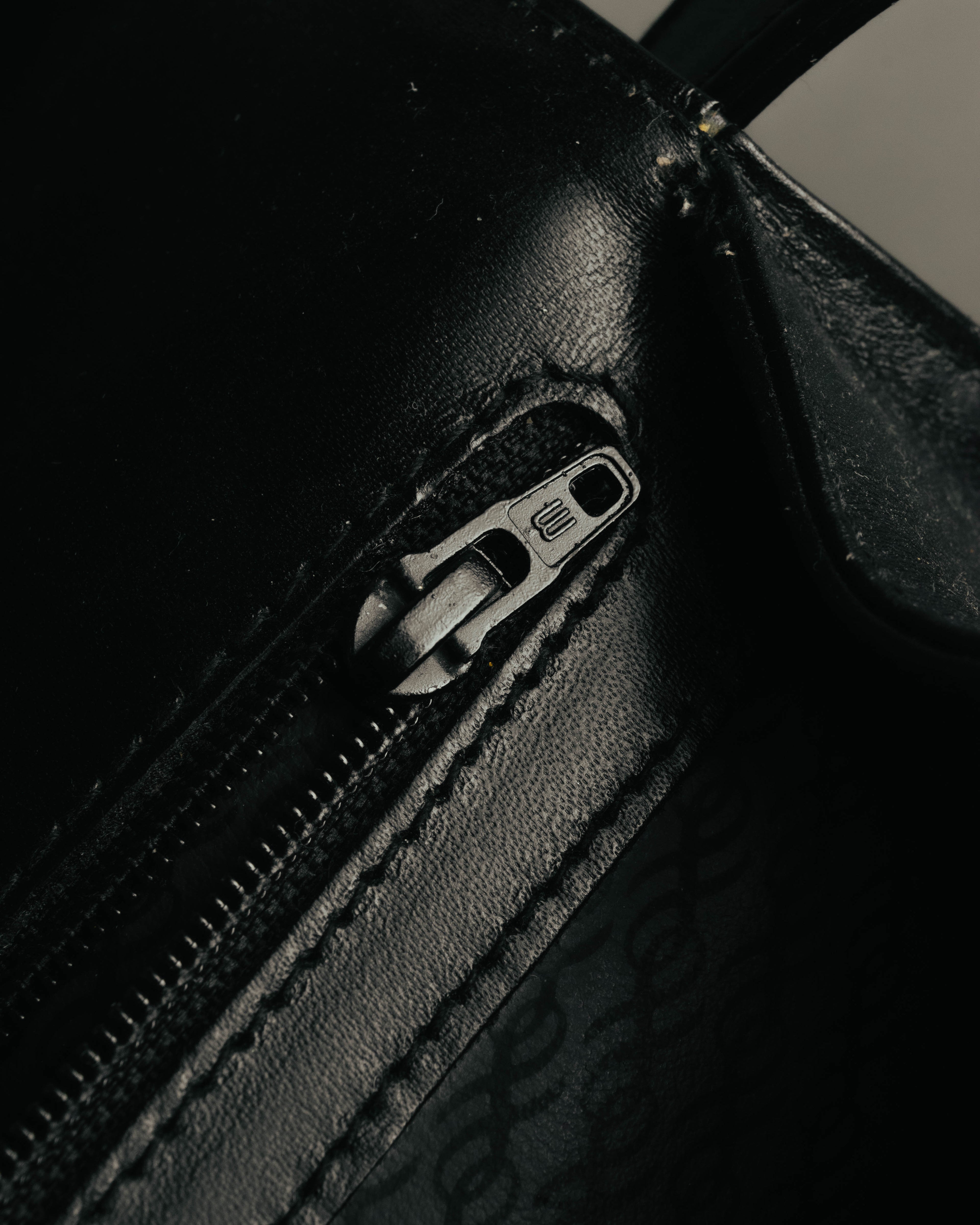 “Gianfranco Lotti” 90’s-00’s Black leather turn lock shoulder bag