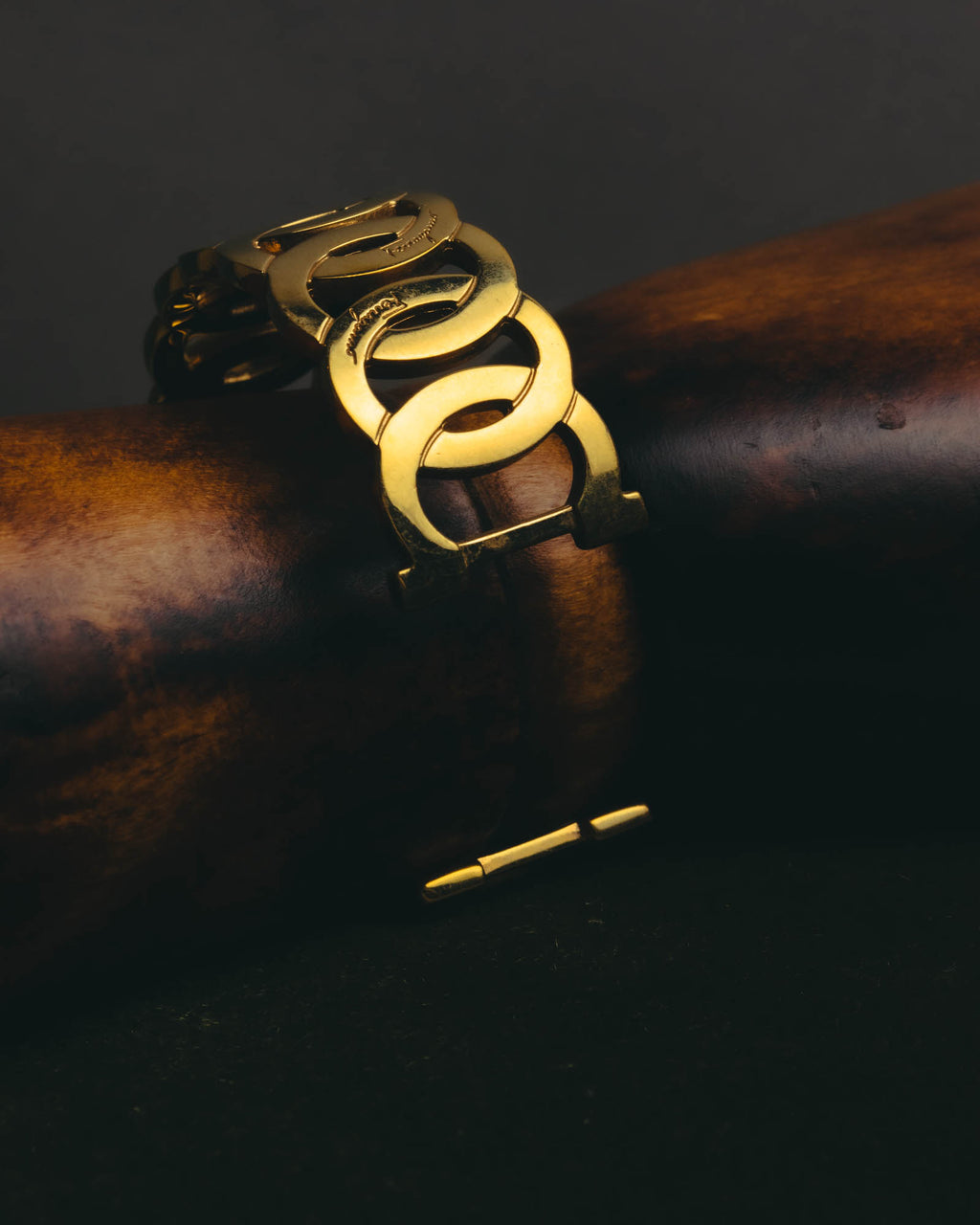 “Salvatore Ferragamo” 90’s-00’s Gancini motif gold bangle