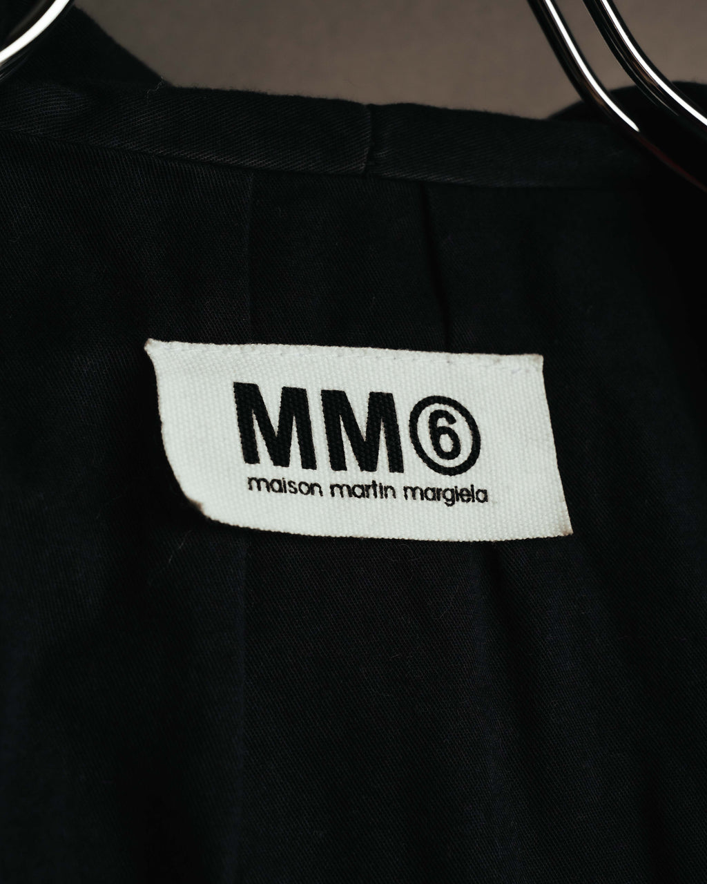 身頃内側に配された「MM⑥ maison martin margiela」表記のブランドタグ。旧表記のタグ構成を確認できるカット。