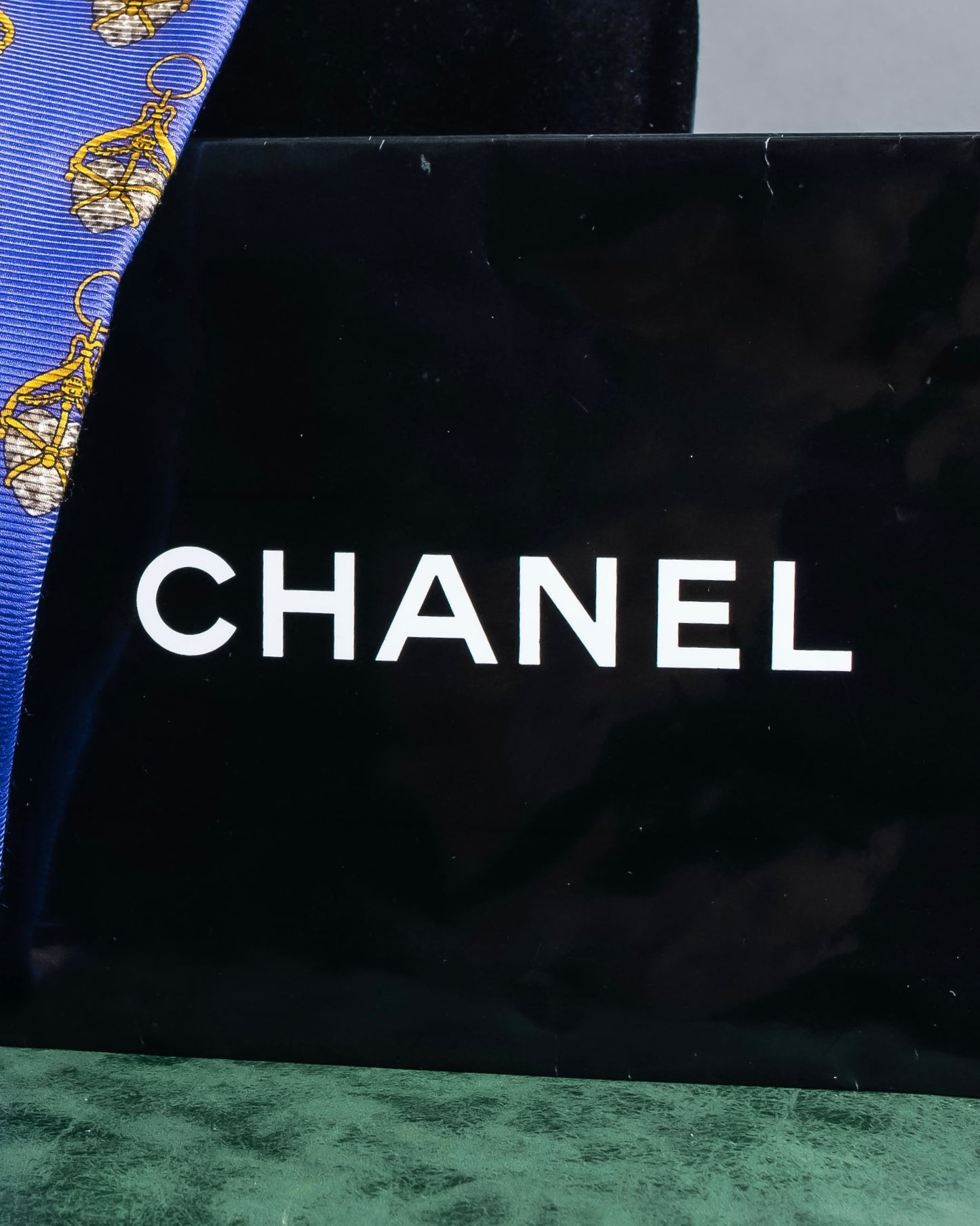 "CHANEL" Heart shaped gold parts pattern chain design neck tie