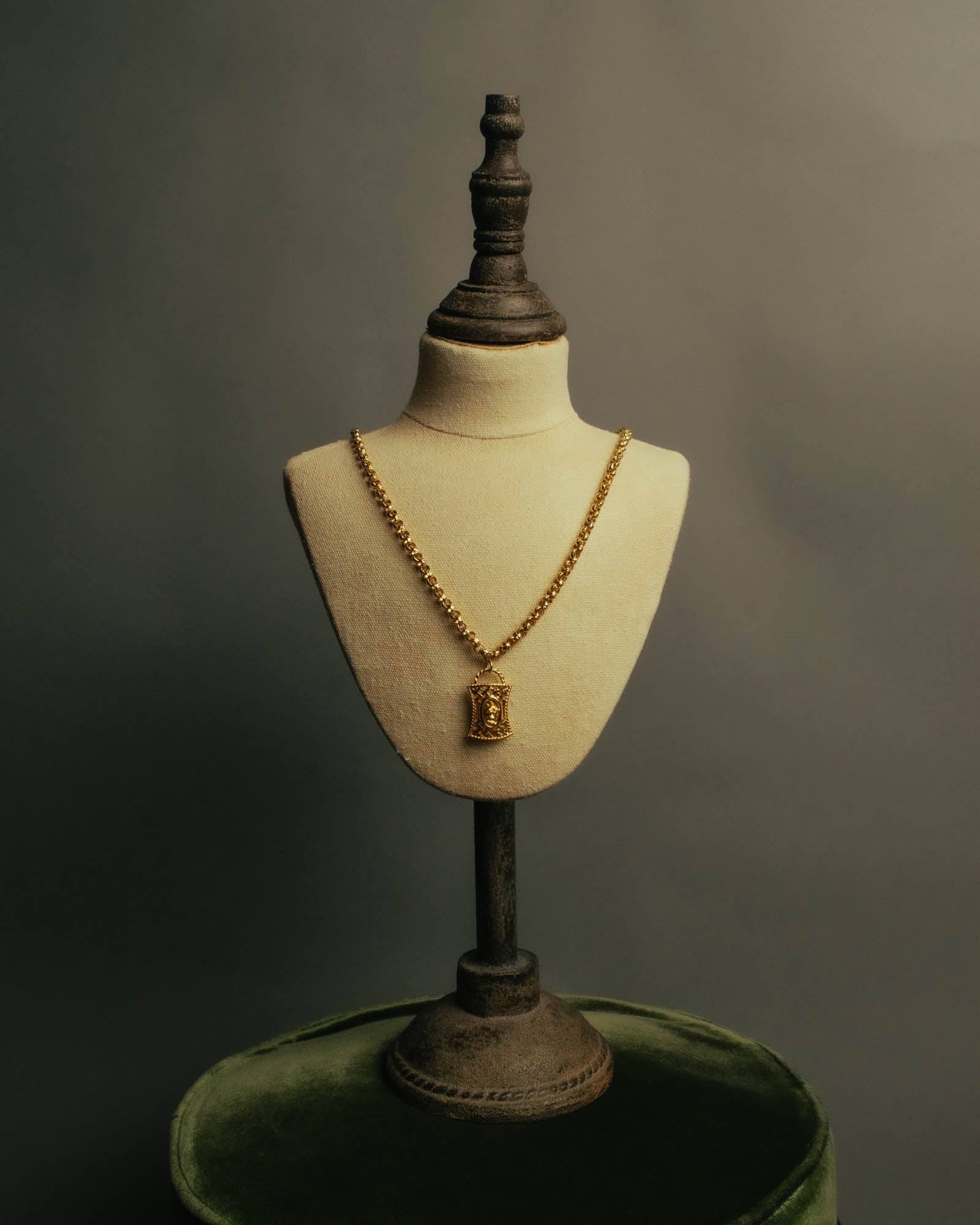 “NINA RICCI” Late 80’s-90’s gold tone openwork pendant necklace