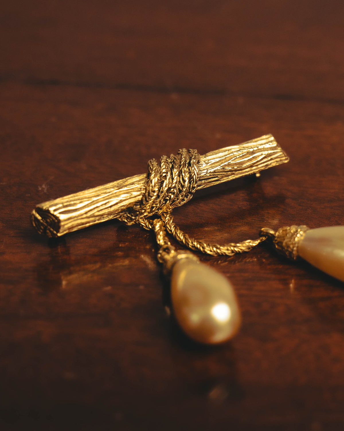 "CHANEL" 70's Sculptural faux pearl brooch