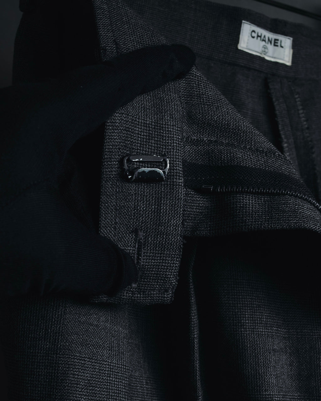 "CHANEL" high-waisted pleated trousers with signature gold button