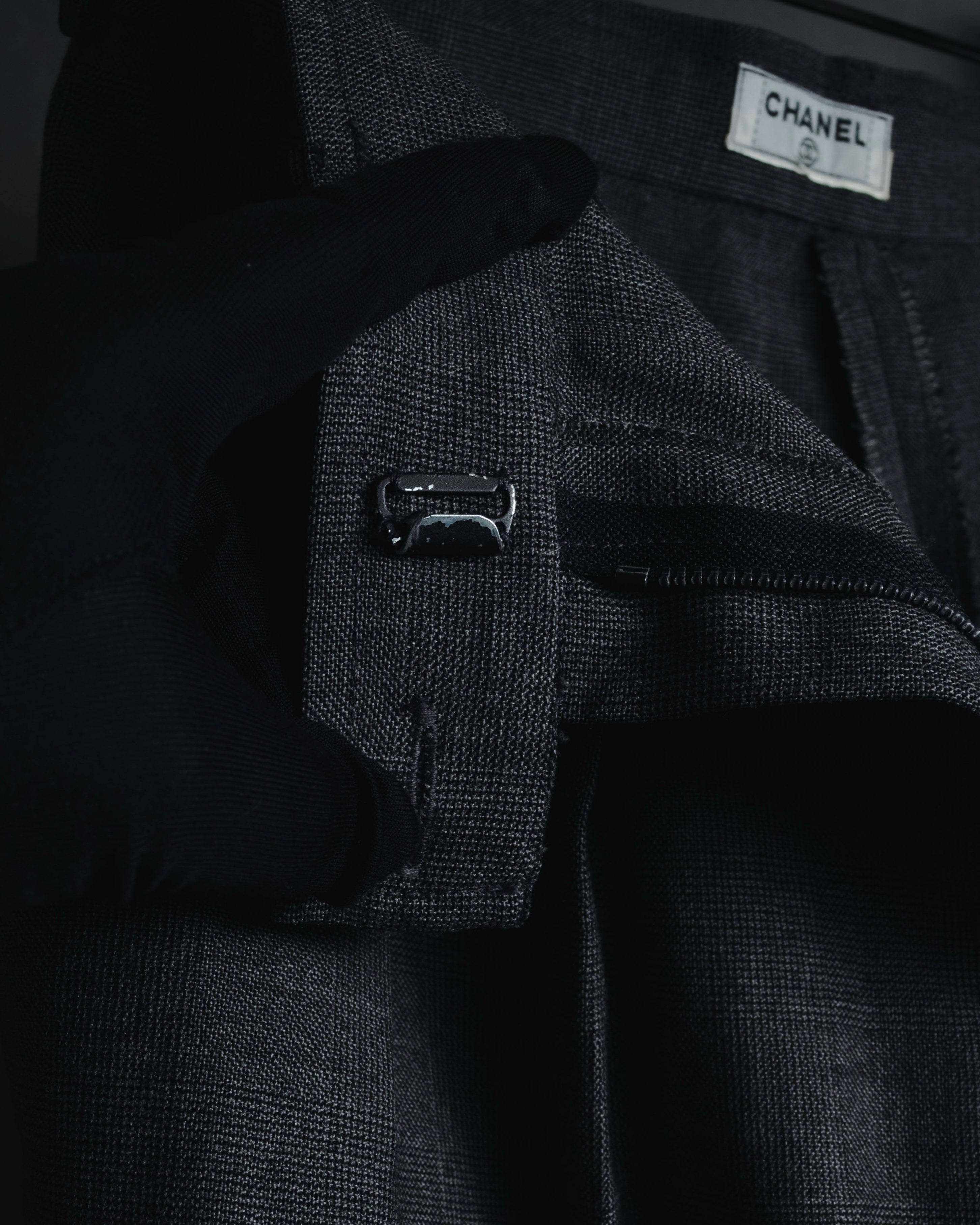 "CHANEL" high-waisted pleated trousers with signature gold button