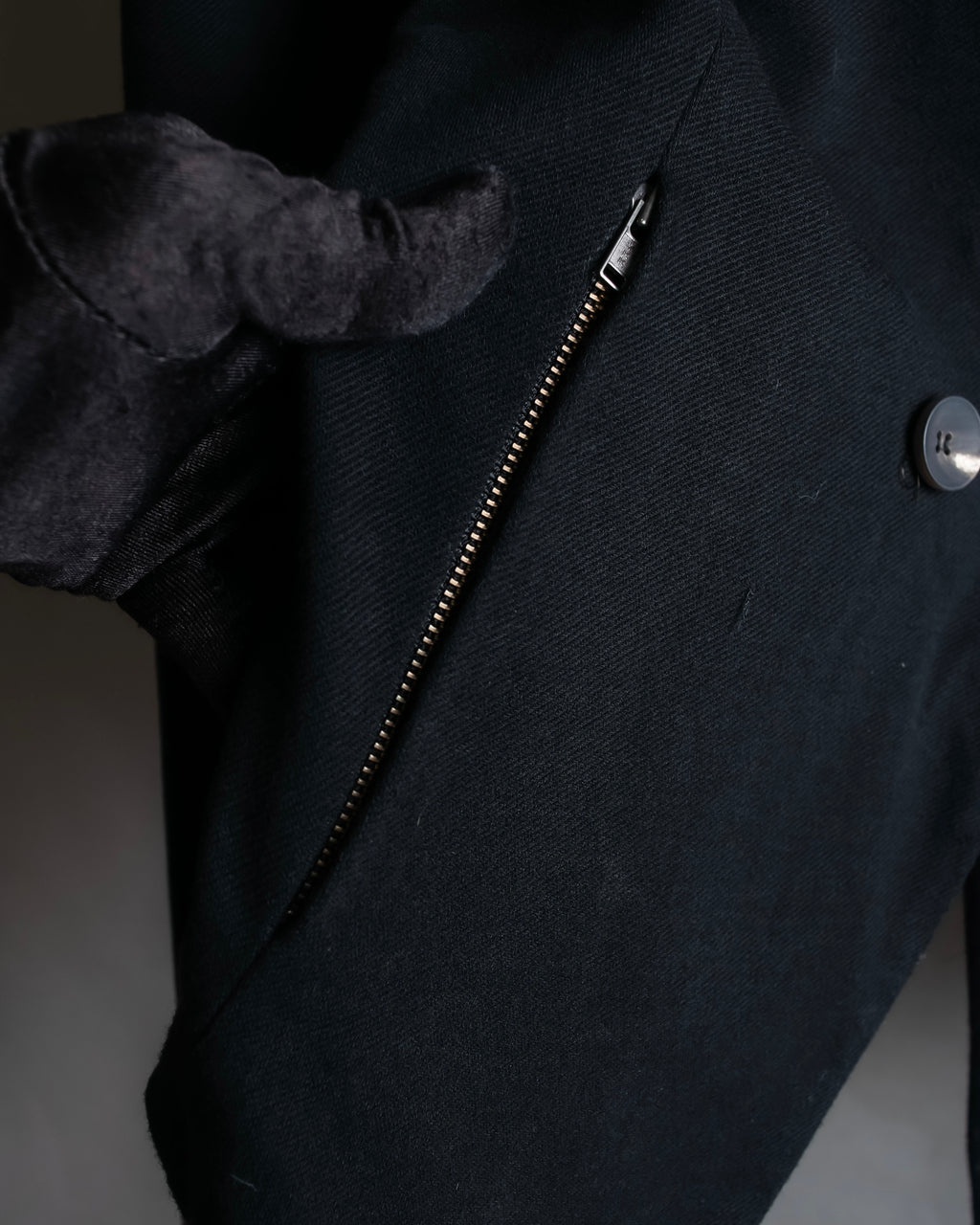 "HELMUT LANG" Zipper design sharp angle cutaway jacket