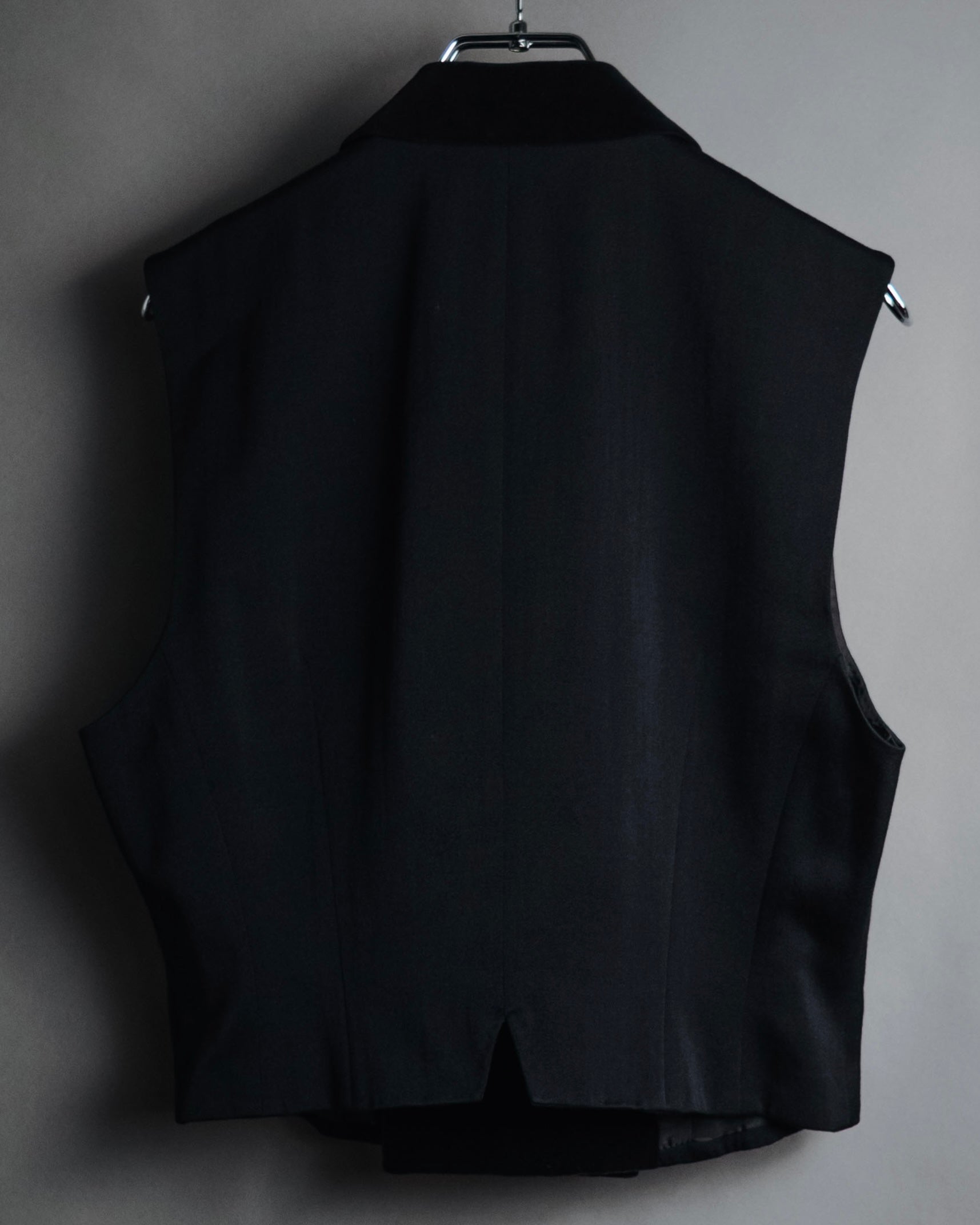 "tricot COMME des GARÇONS"
1989 Velvet-collared double-breasted tailored vest