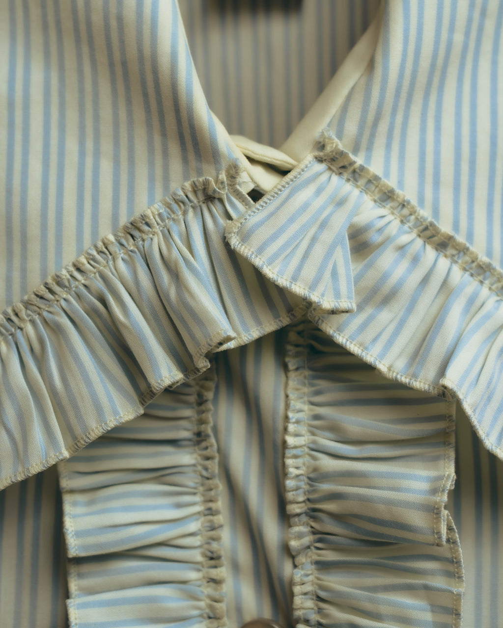 -SPECIAL- “GUCCI” 2017-2019 Floral embroidered ruffled striped shirt