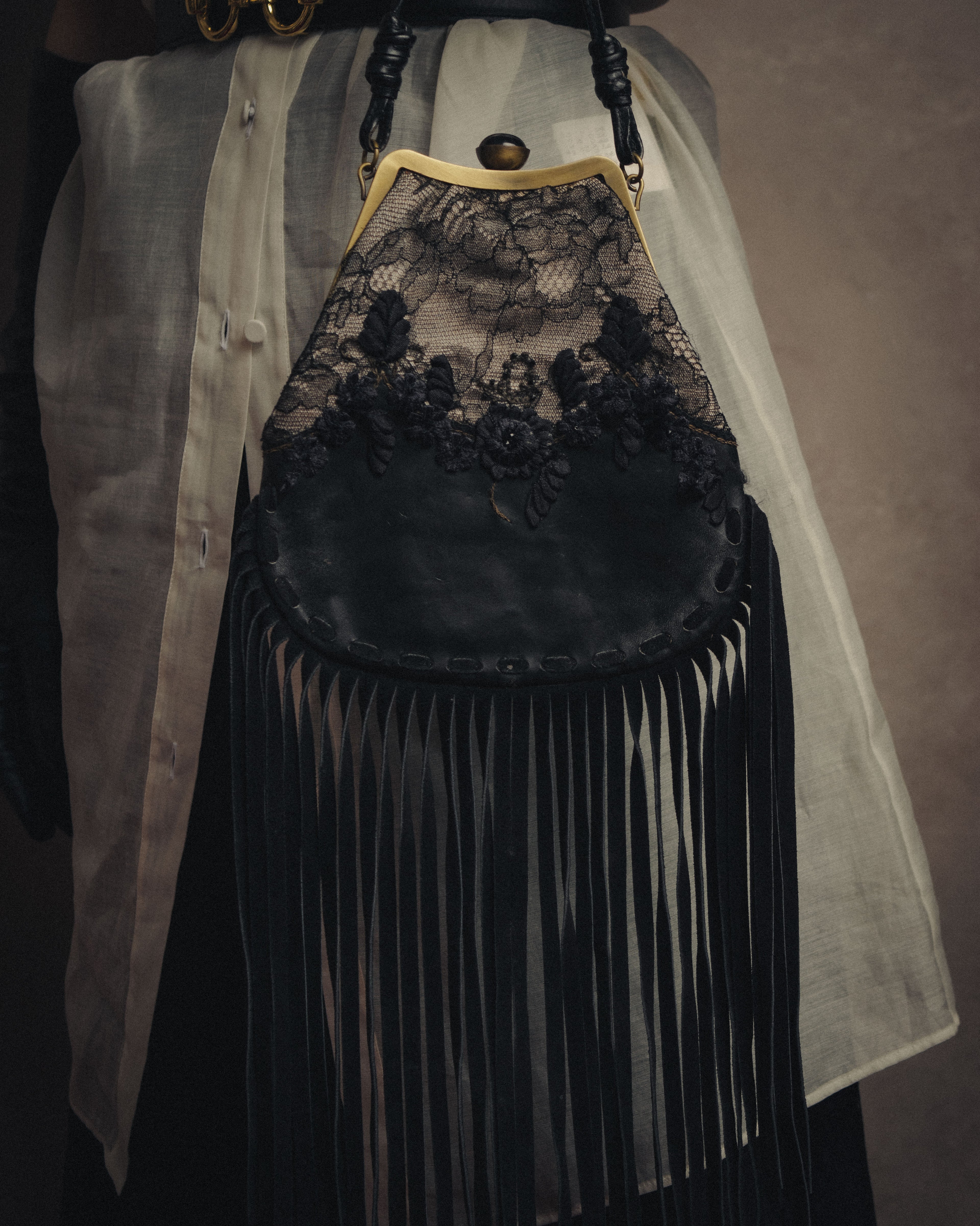 -SPECIAL- “VALENTINO GARAVANI” 2014-2016 lace embellished fringe frame bag