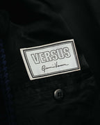 白地にアウトライン書体のVERSUSと筆記体のGianni Versaceを組み合わせた織りタグ。ブラックの総裏地と内ポケットのボタンも確認できる内側のカット。