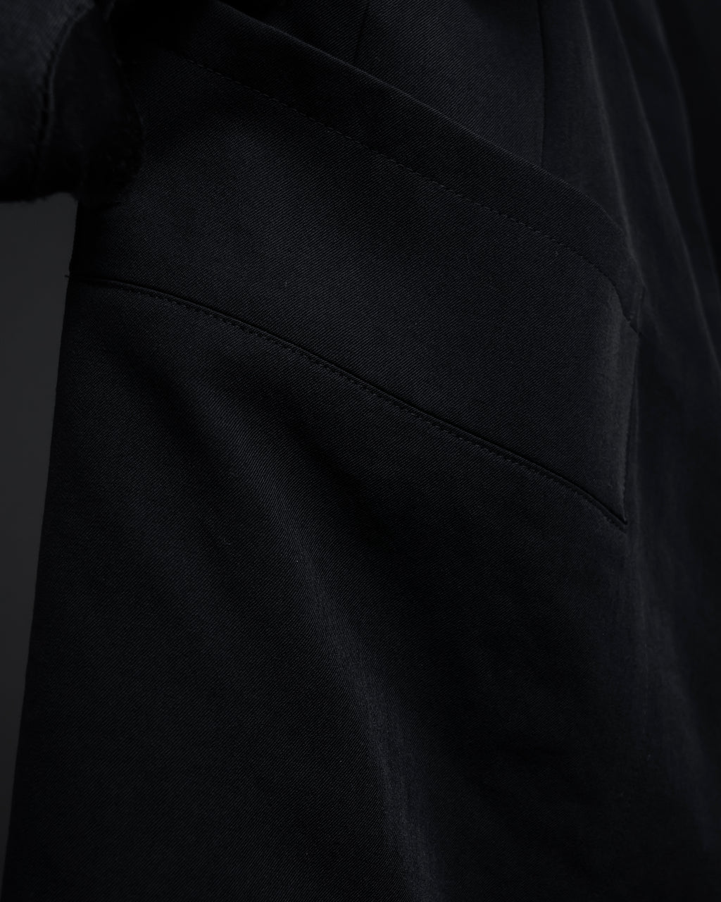 "Y's" Sharp lapel draping tailored coat