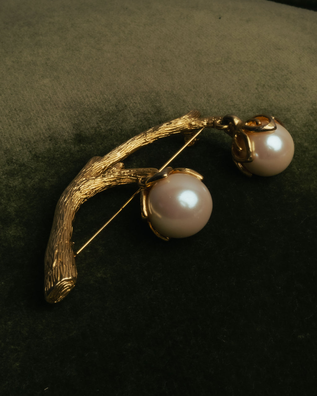 “KENZO” 80’s-90’s Sculptural branch pearl brooch